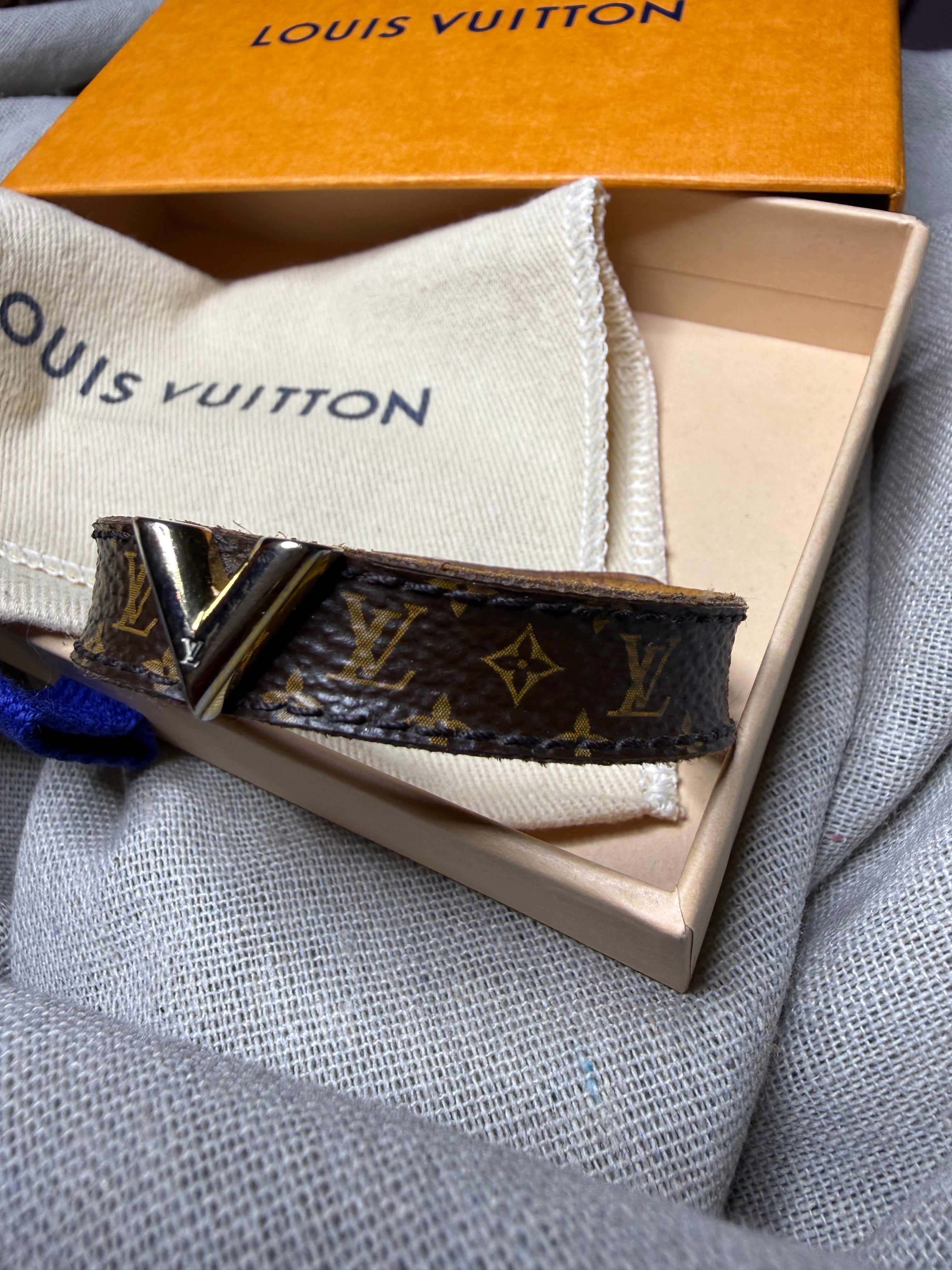 ✨ Iconique Bracelet Louis Vuitton « Essential V » — Full Set ✨