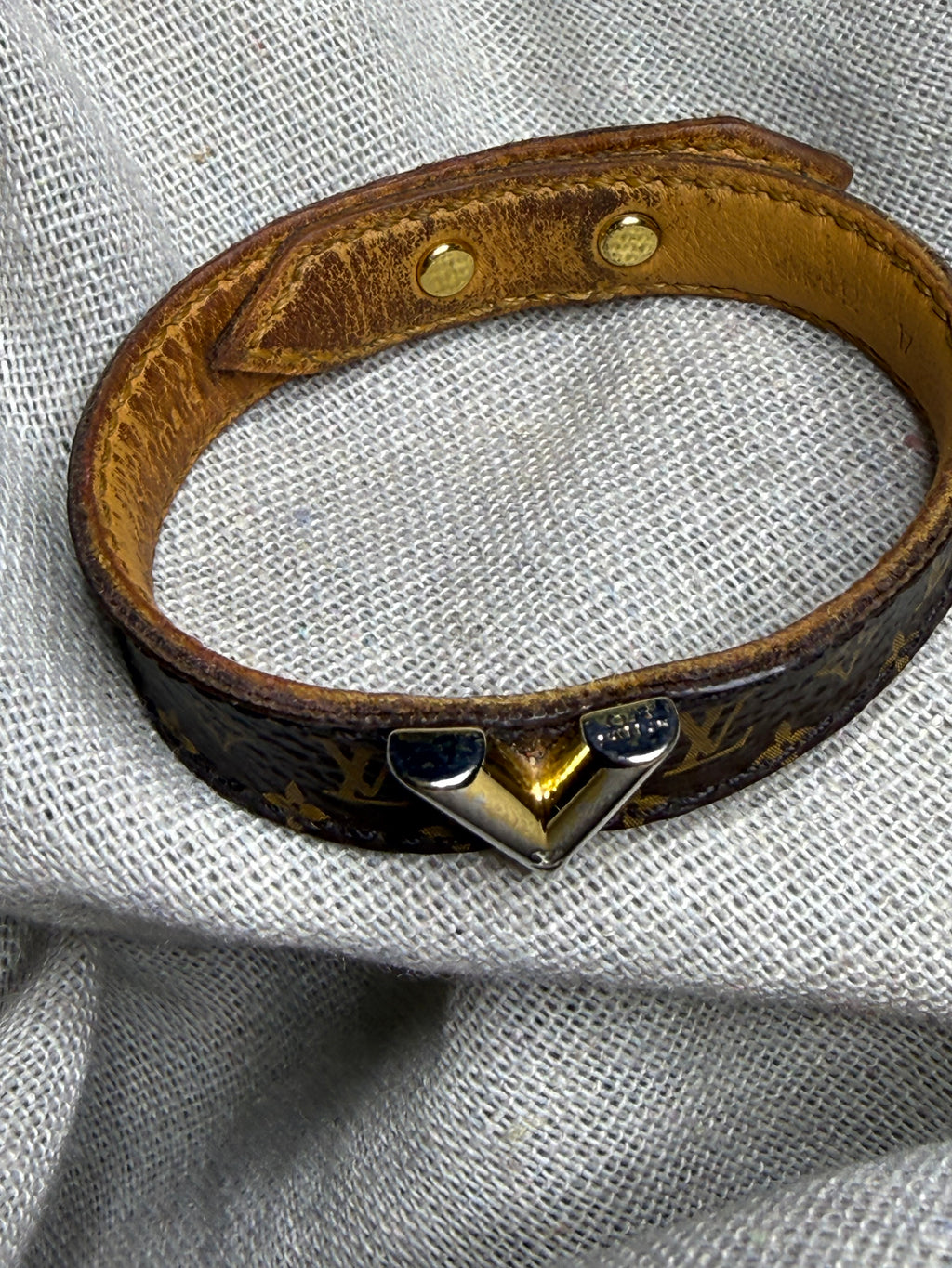 ✨ Iconique Bracelet Louis Vuitton « Essential V » — Full Set ✨