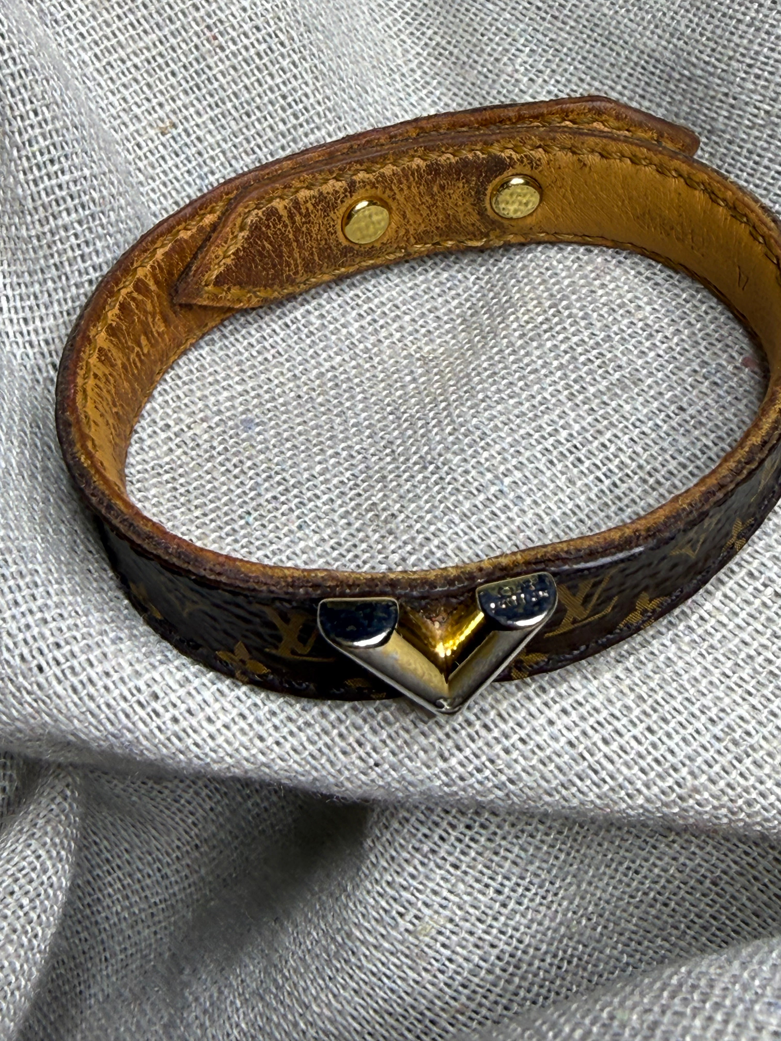 ✨ Iconique Bracelet Louis Vuitton « Essential V » — Full Set ✨