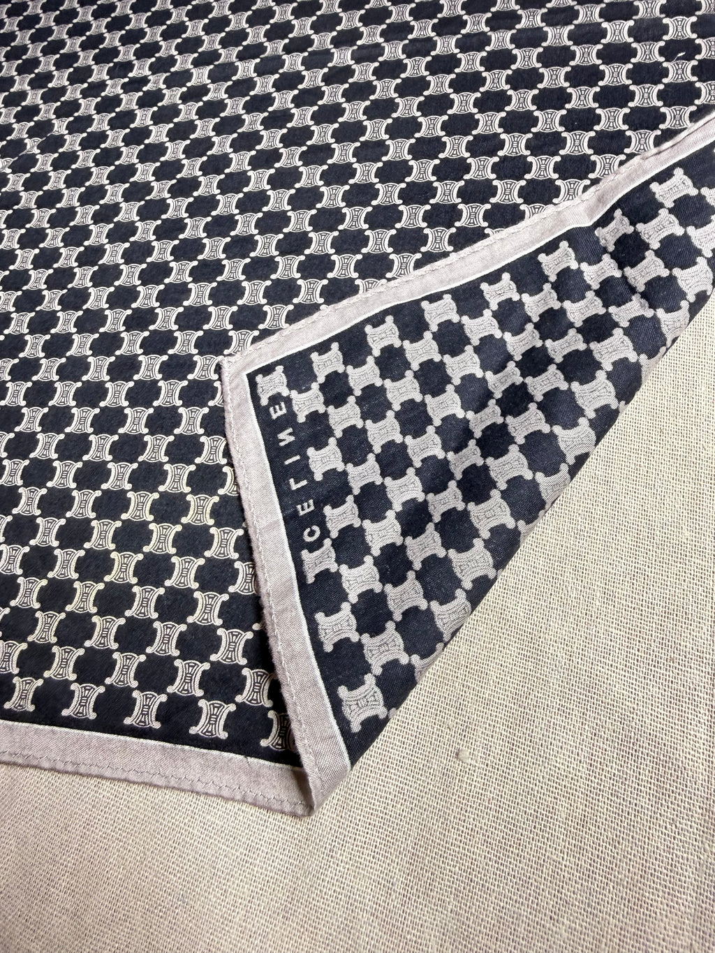 ✨ Foulard Carré Vintage CELINE Paris – Monogramme Triomphe Noir & Crème ✨