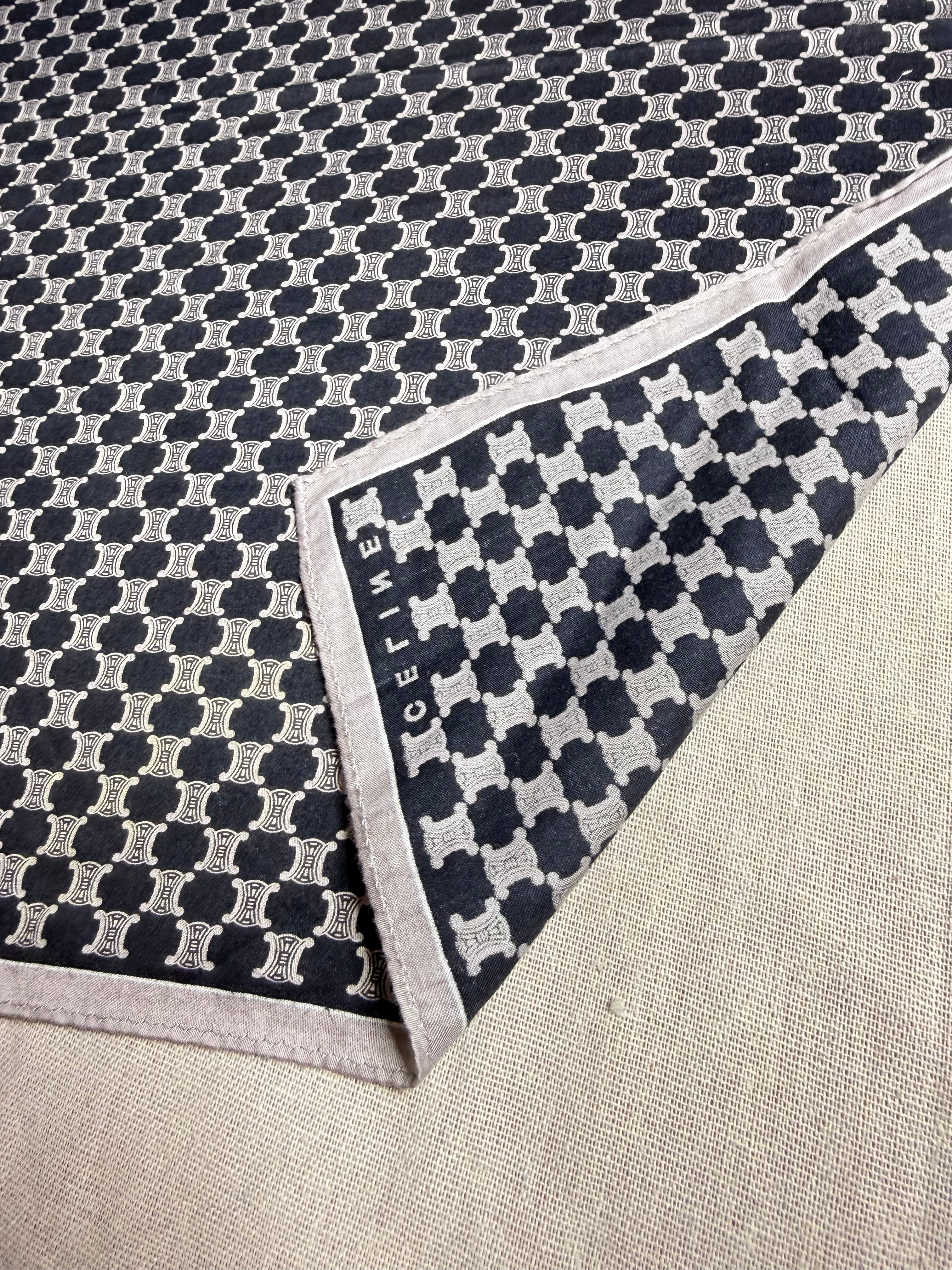 ✨ Foulard Carré Vintage CELINE Paris – Monogramme Triomphe Noir & Crème ✨