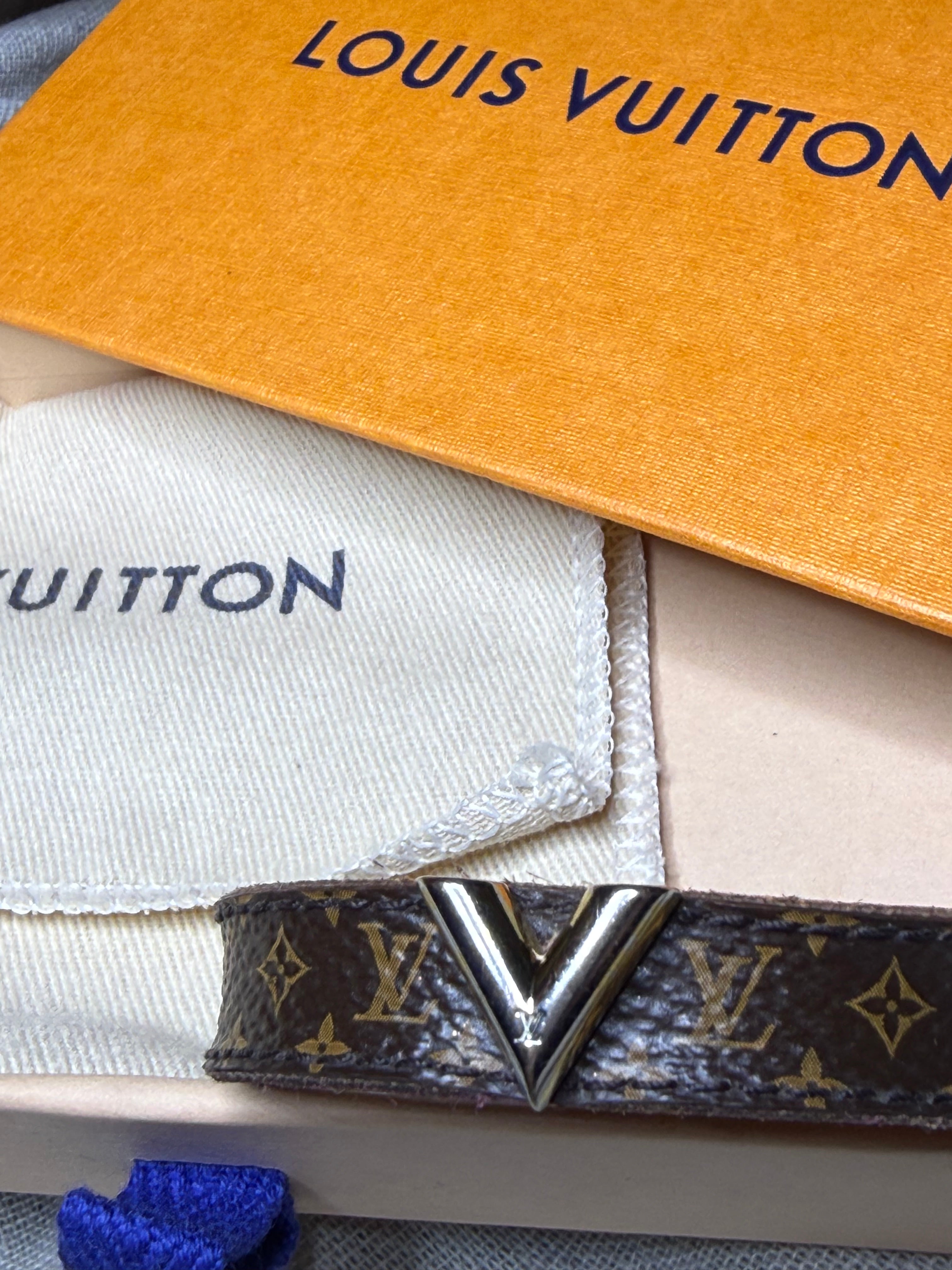 ✨ Iconique Bracelet Louis Vuitton « Essential V » — Full Set ✨