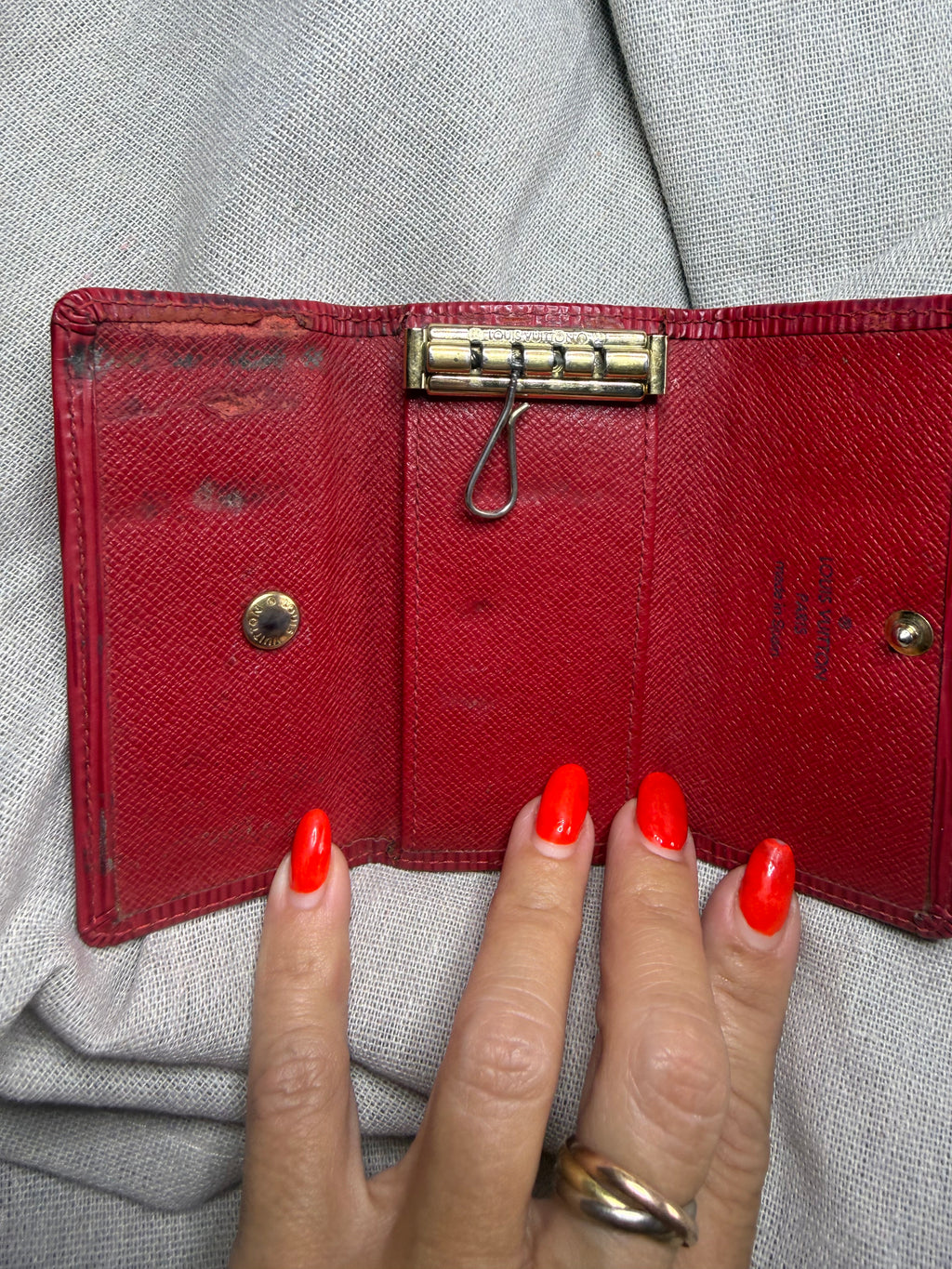 ✨ Louis Vuitton - Porte clés cuir épi rouge ✨