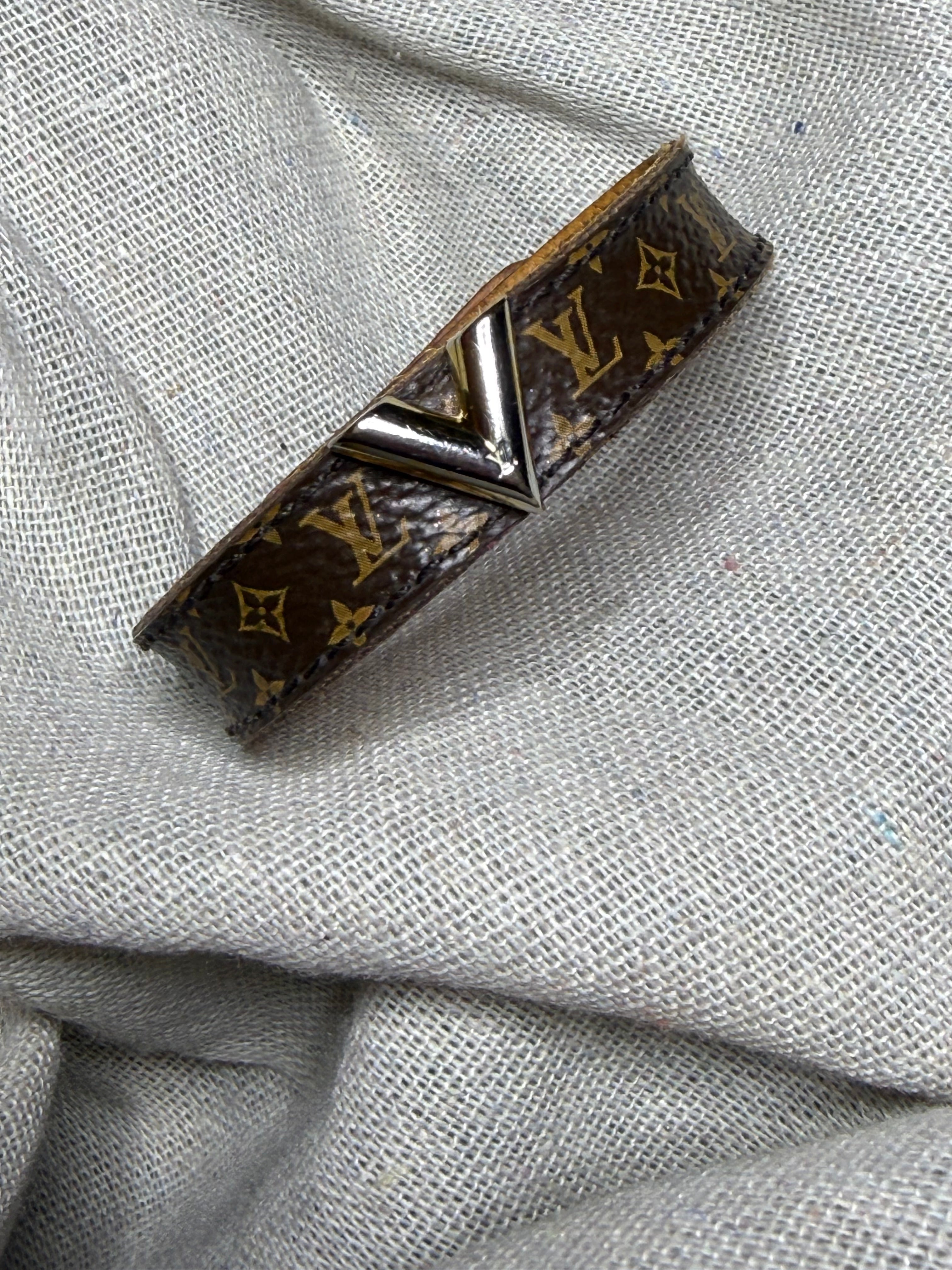 ✨ Iconique Bracelet Louis Vuitton « Essential V » — Full Set ✨