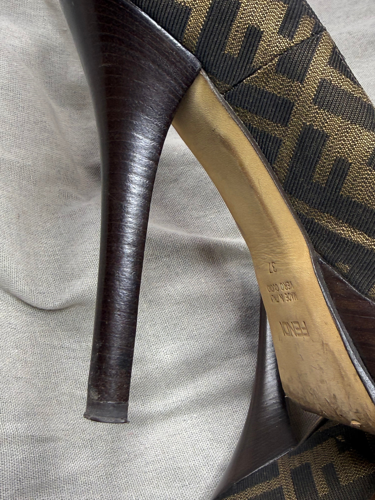 ✨ Fendi Escarpins logomania T.37-37,5 ✨