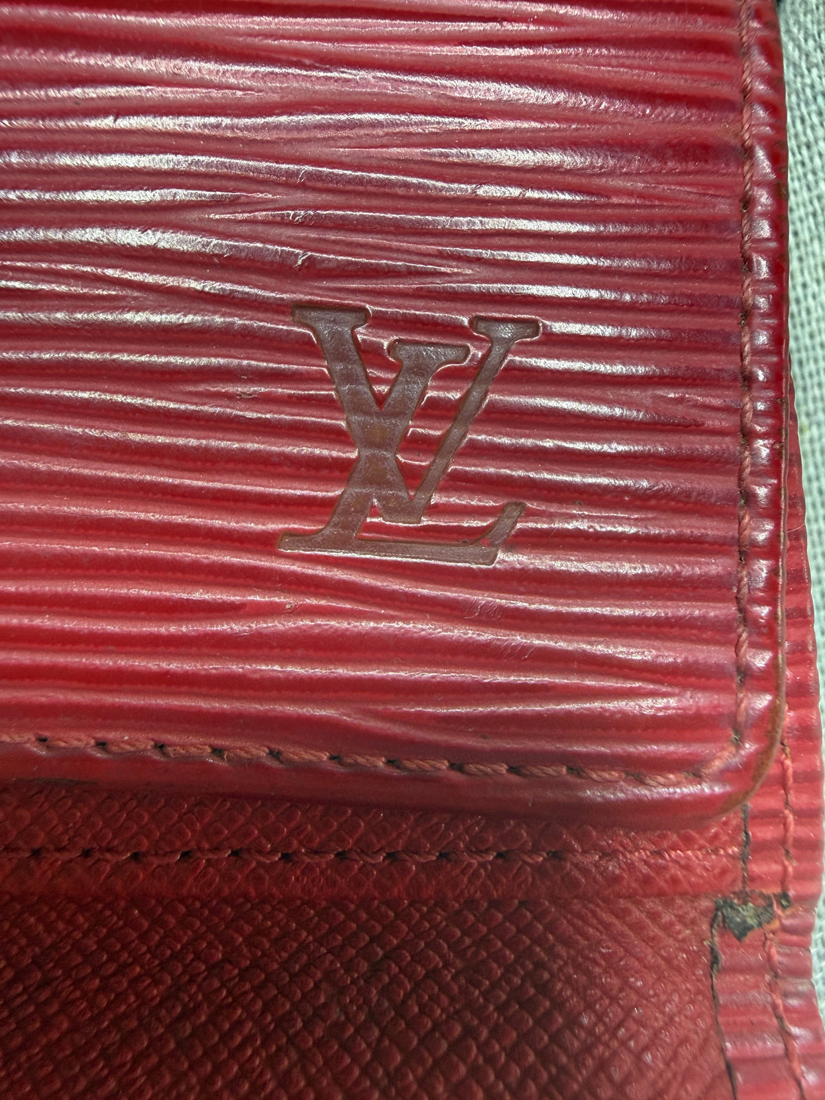 ✨ Louis Vuitton - Porte clés cuir épi rouge ✨