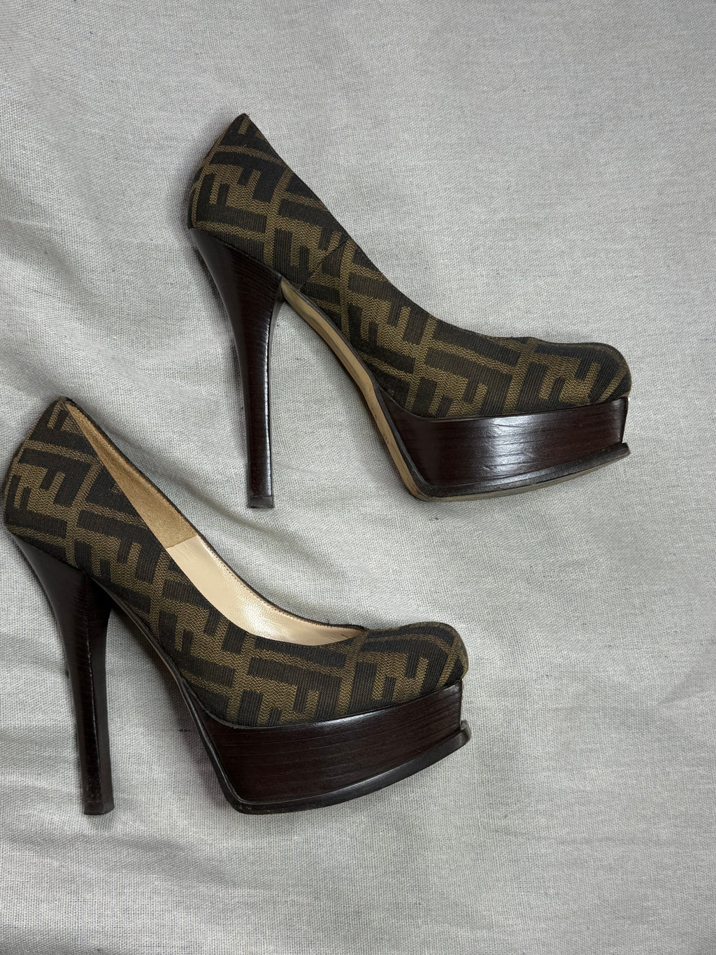 ✨ Fendi Escarpins logomania T.37-37,5 ✨