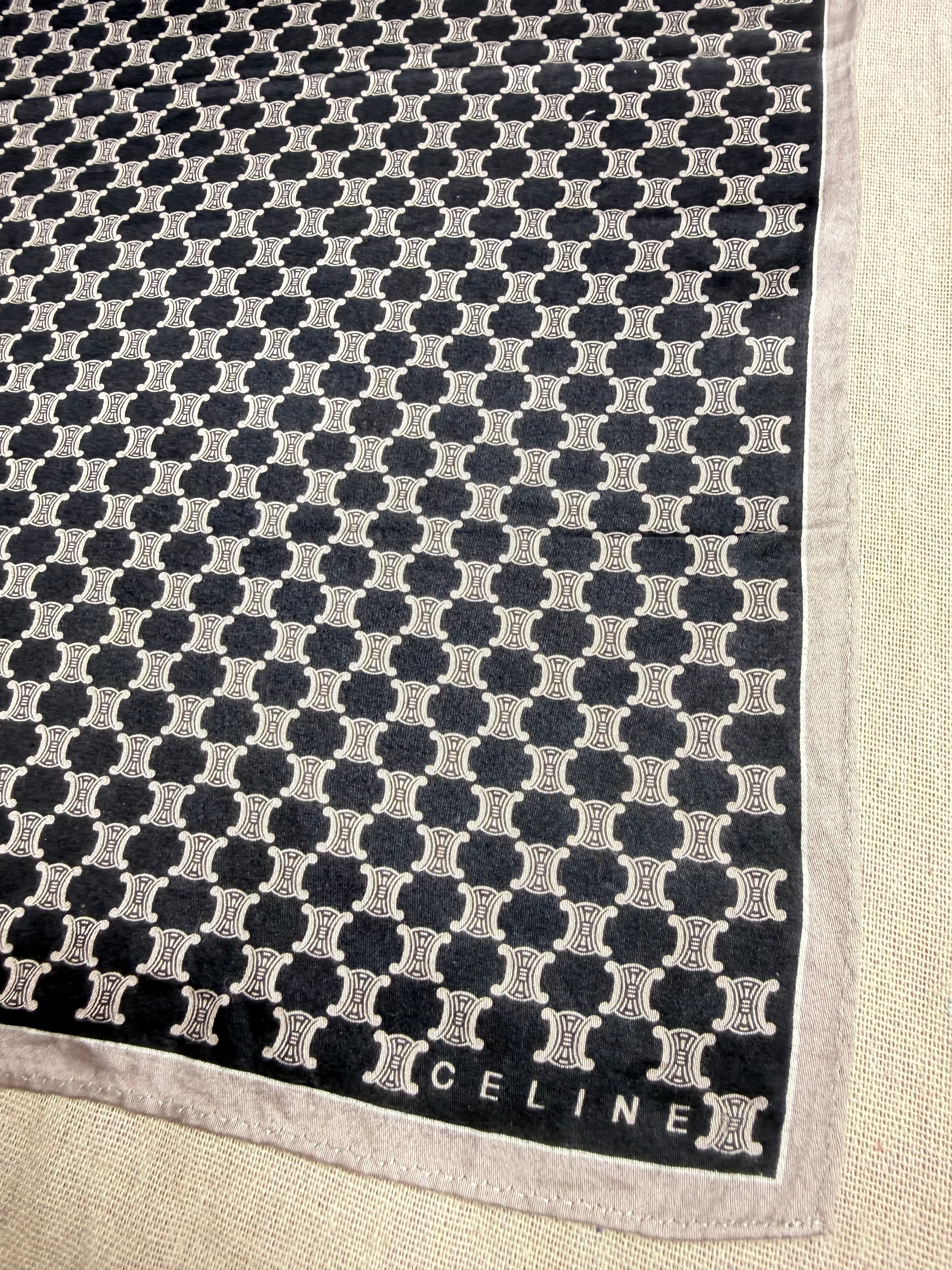✨ Foulard Carré Vintage CELINE Paris – Monogramme Triomphe Noir & Crème ✨