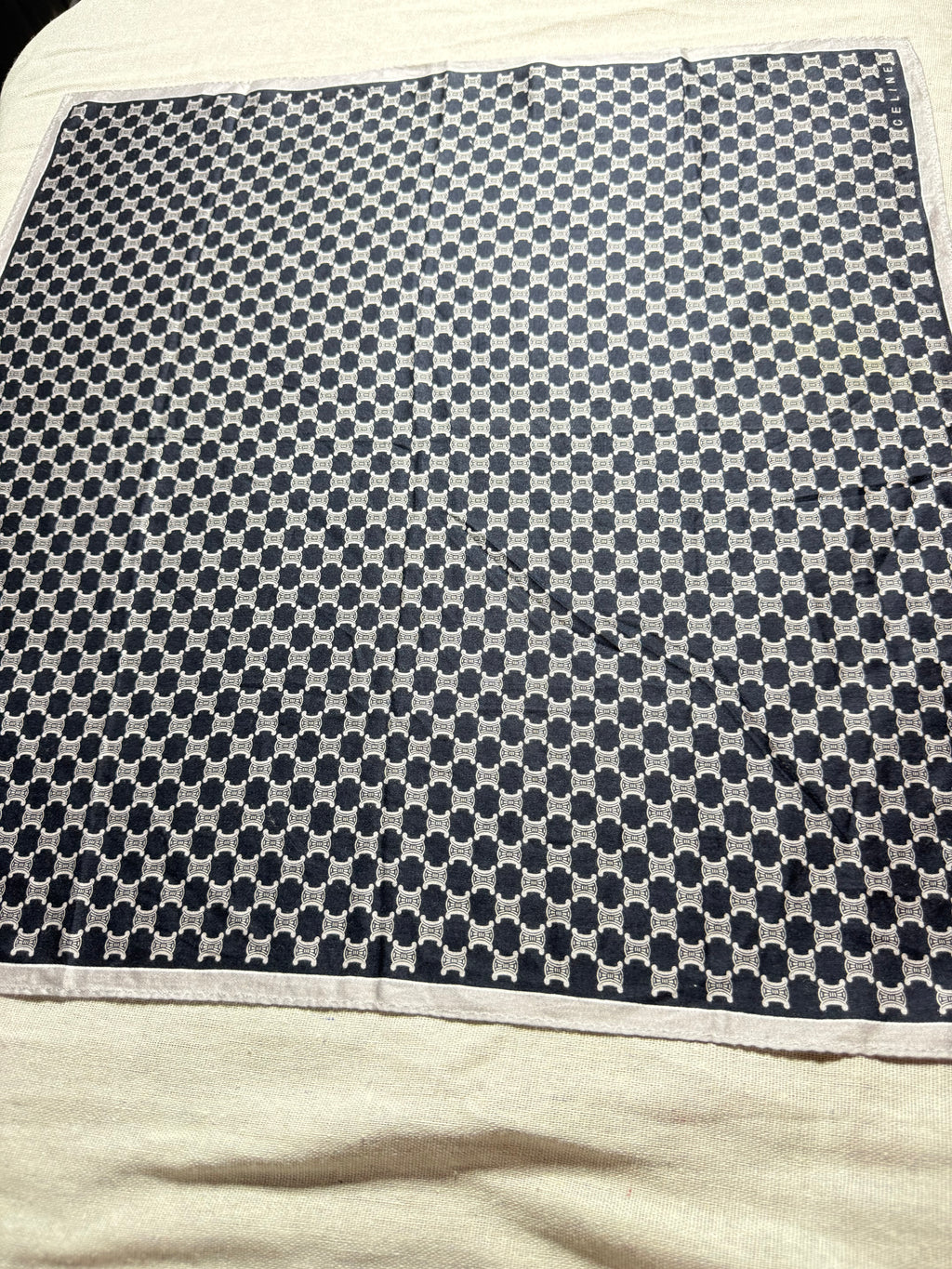 ✨ Foulard Carré Vintage CELINE Paris – Monogramme Triomphe Noir & Crème ✨