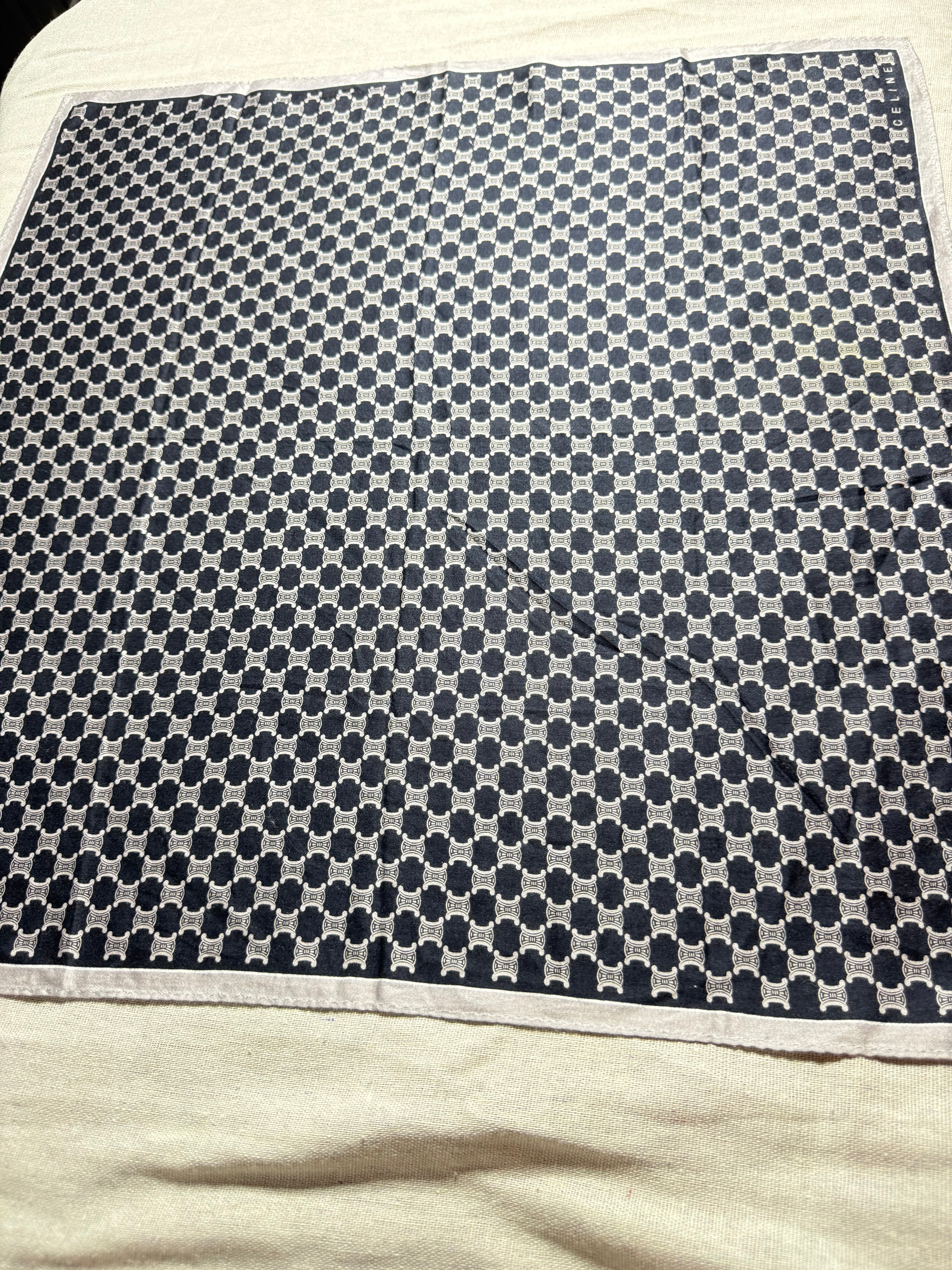 ✨ Foulard Carré Vintage CELINE Paris – Monogramme Triomphe Noir & Crème ✨