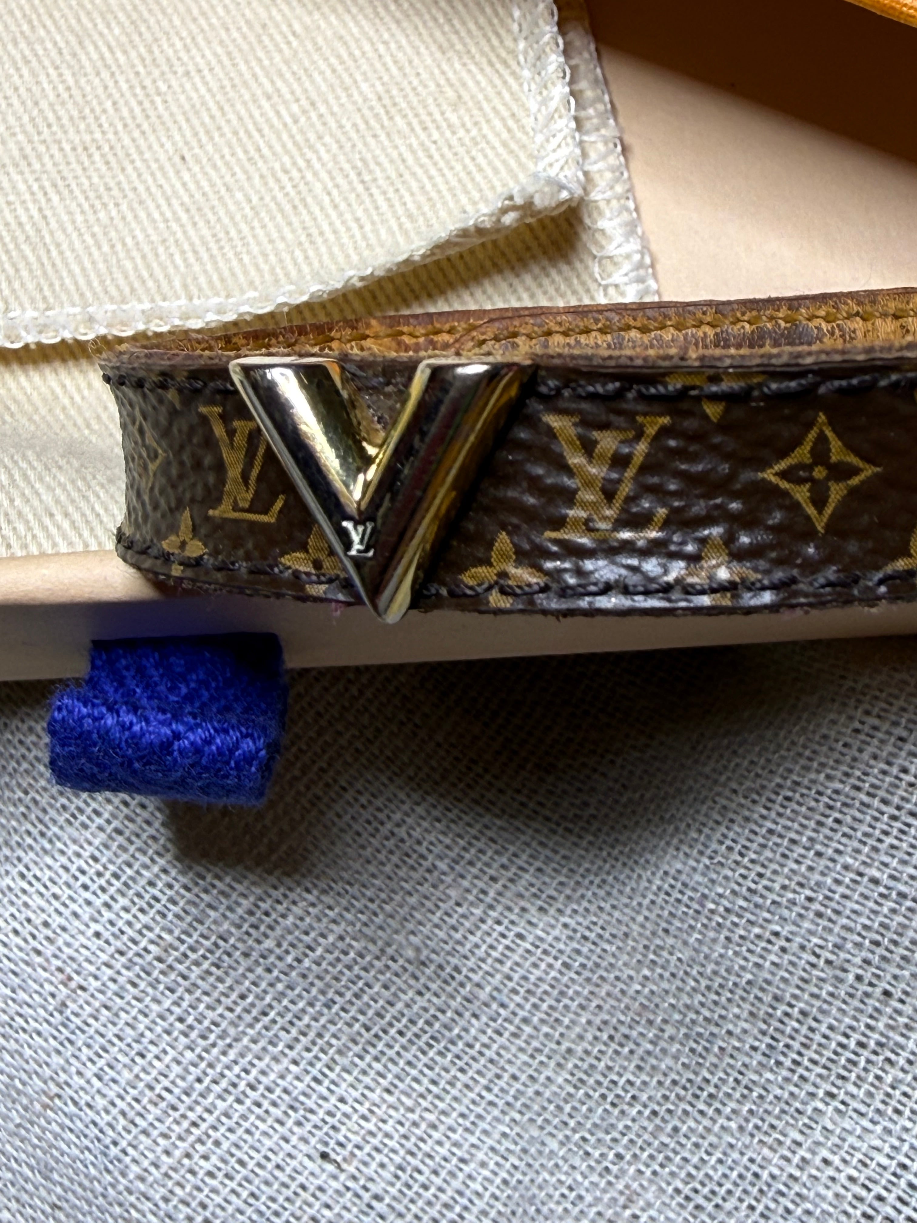 ✨ Iconique Bracelet Louis Vuitton « Essential V » — Full Set ✨