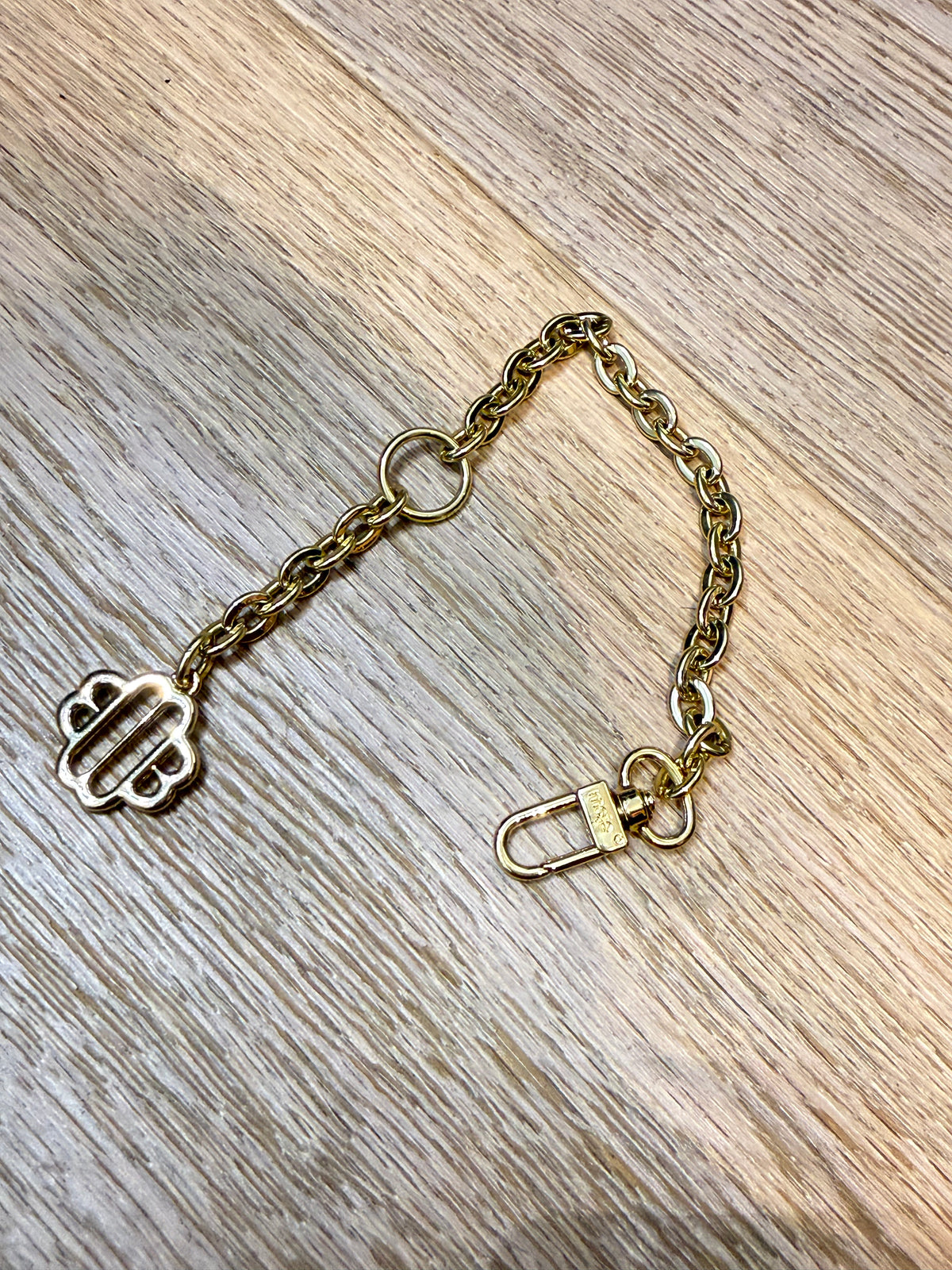 ✨ Neuf 95,00 € — Maje Paris — Bijou de sac & bracelet chaîne doré Trèfle ✨