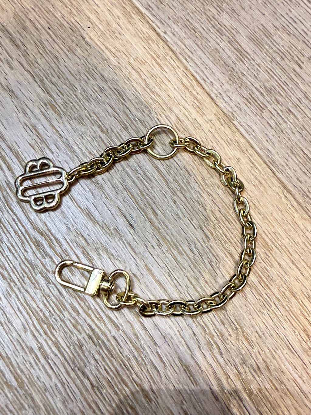 ✨ Neuf 95,00 € — Maje Paris — Bijou de sac & bracelet chaîne doré Trèfle ✨