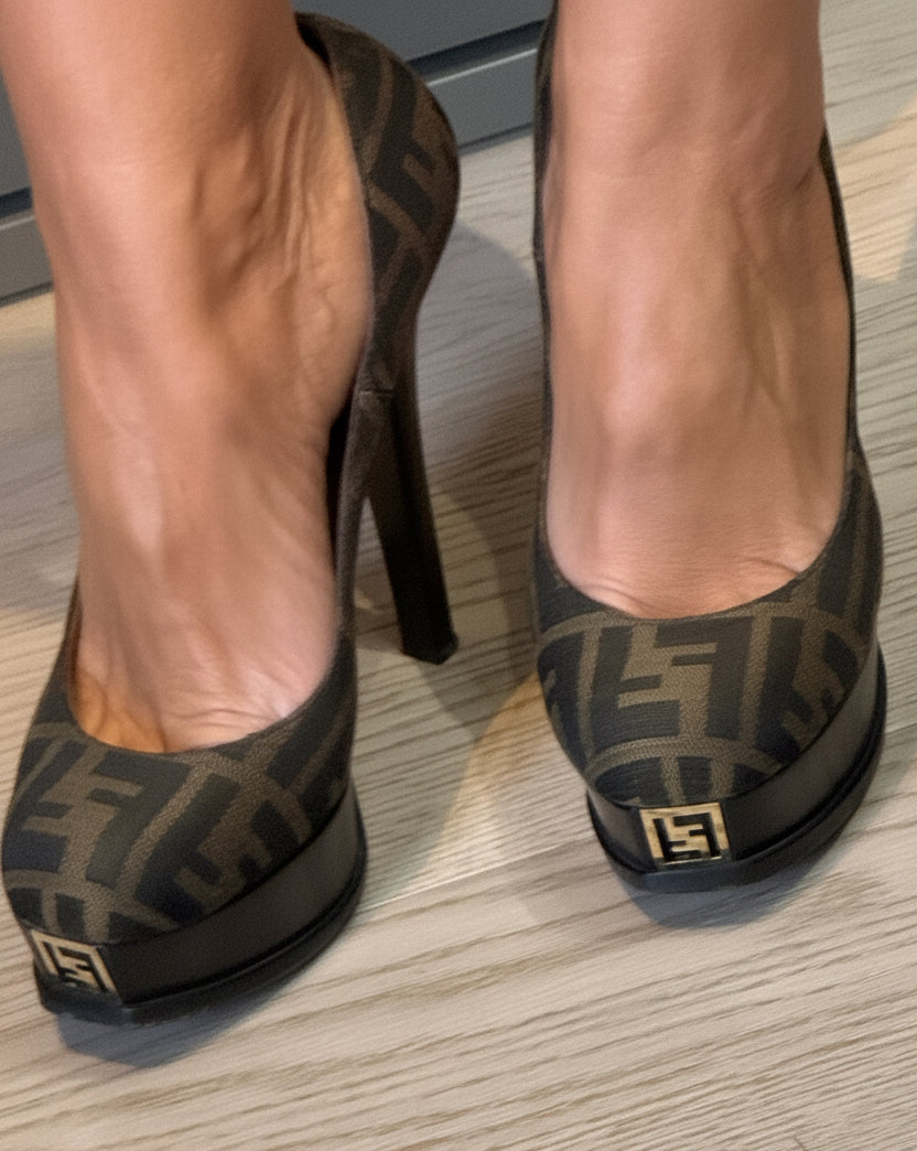 ✨ Fendi Escarpins logomania T.37-37,5 ✨
