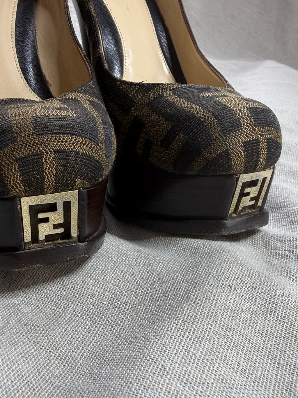 ✨ Fendi Escarpins logomania T.37-37,5 ✨