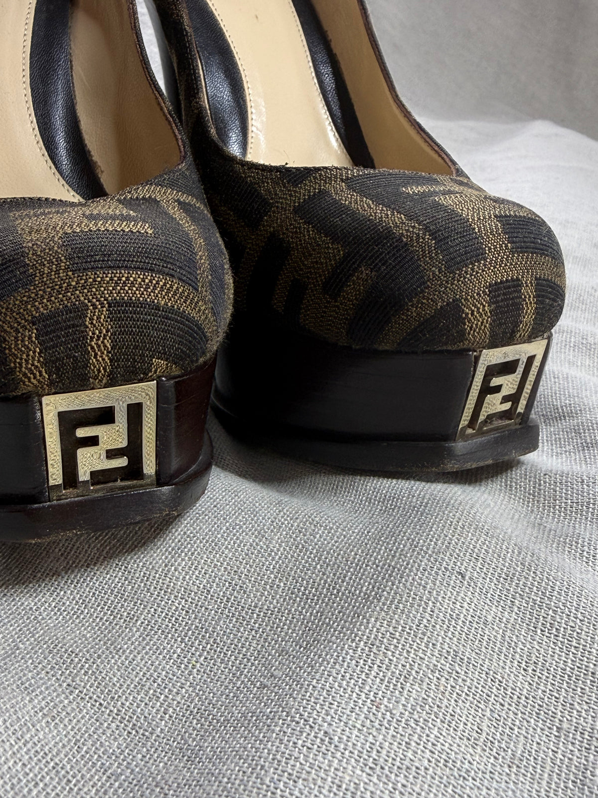 ✨ Fendi Escarpins logomania T.37-37,5 ✨