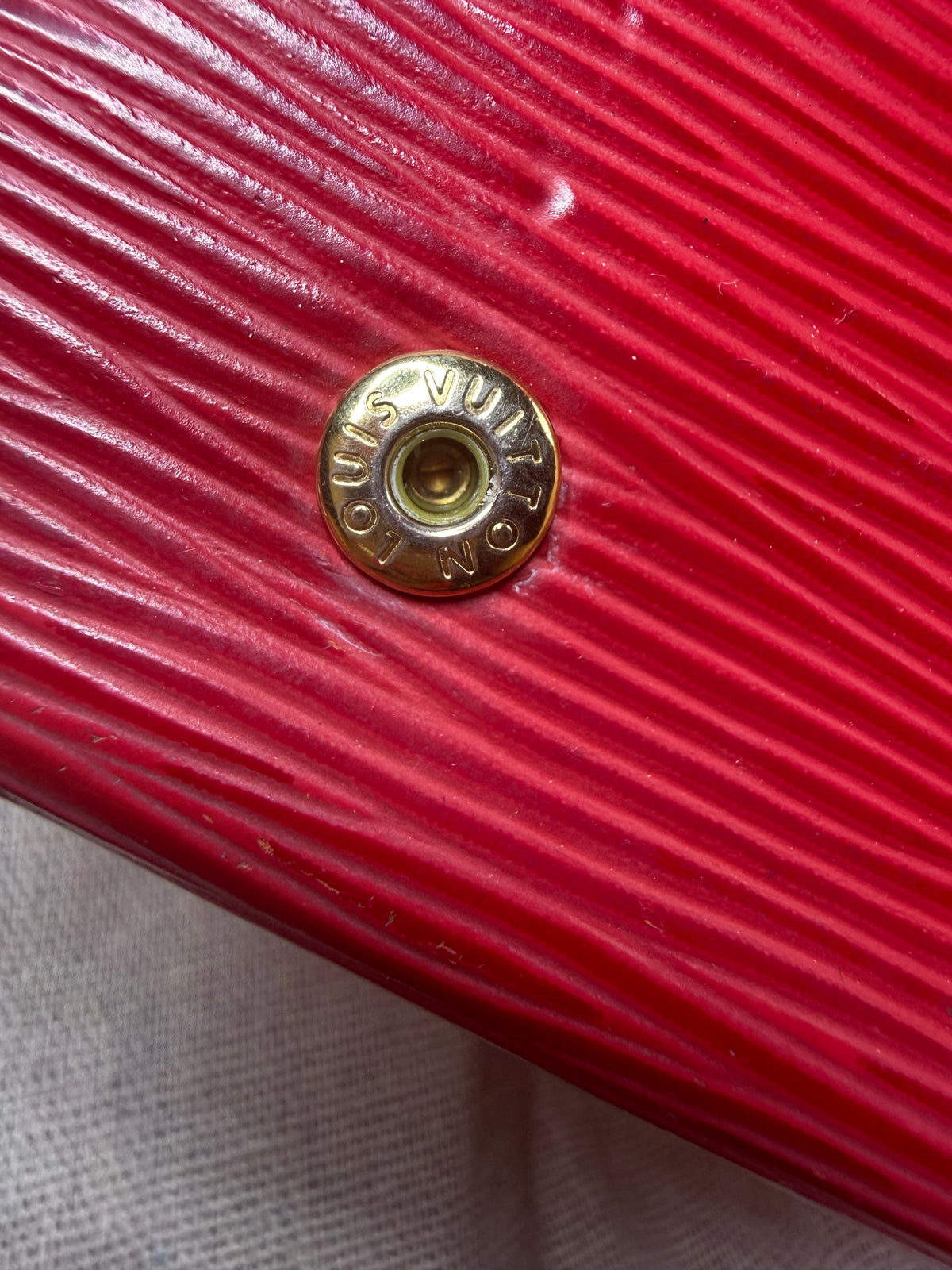 ✨ Louis Vuitton - Porte clés cuir épi rouge ✨