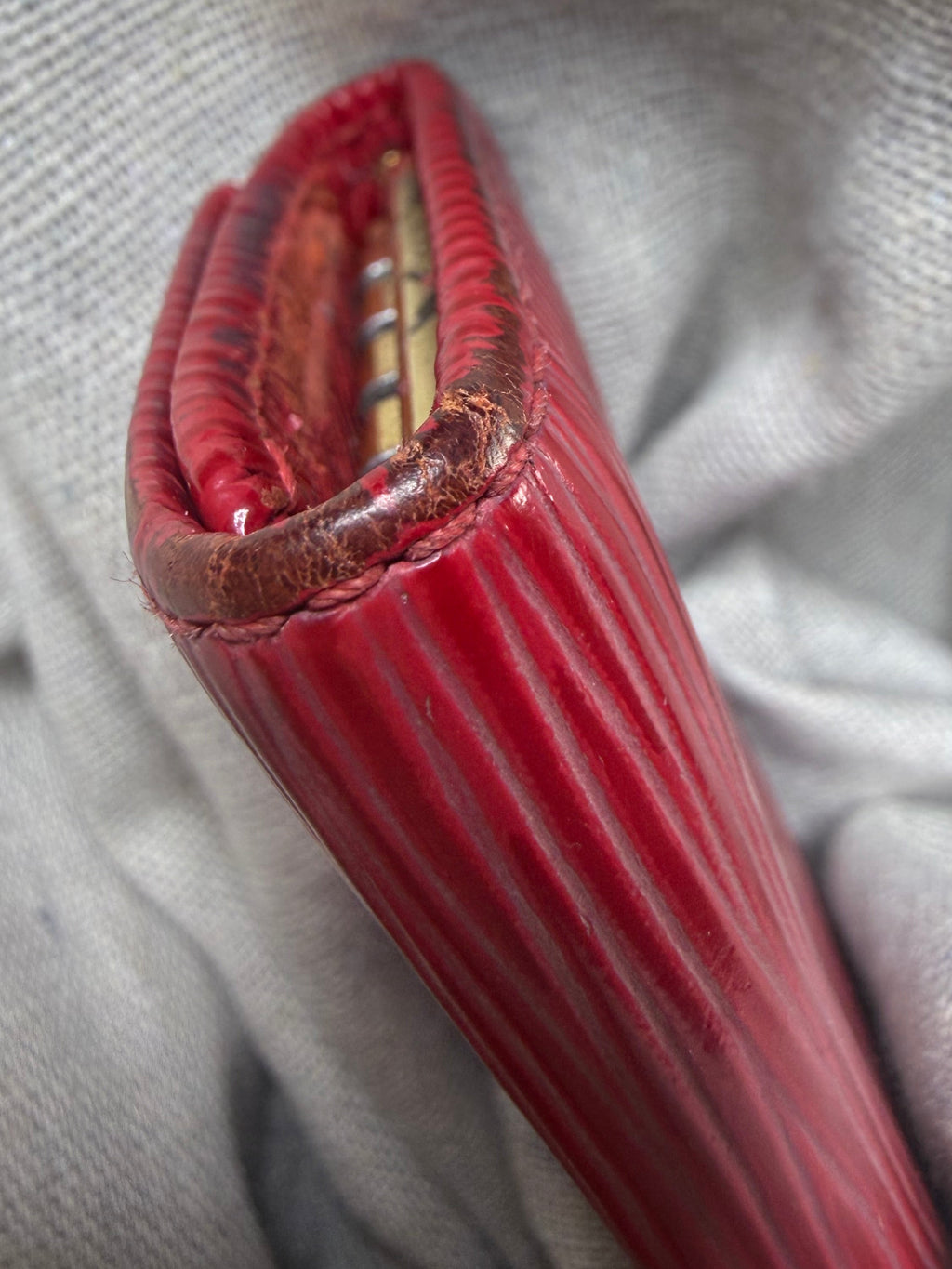 ✨ Louis Vuitton - Porte clés cuir épi rouge ✨