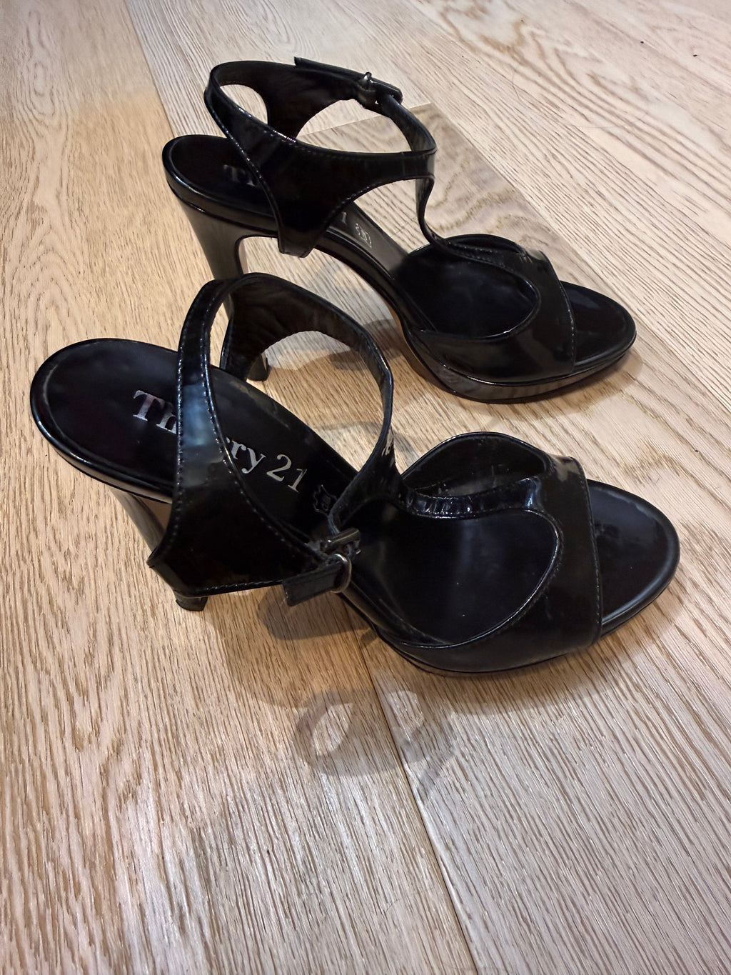 ✨ Thierry 21 - Sandales à bride en cuir vernis - T35 ✨