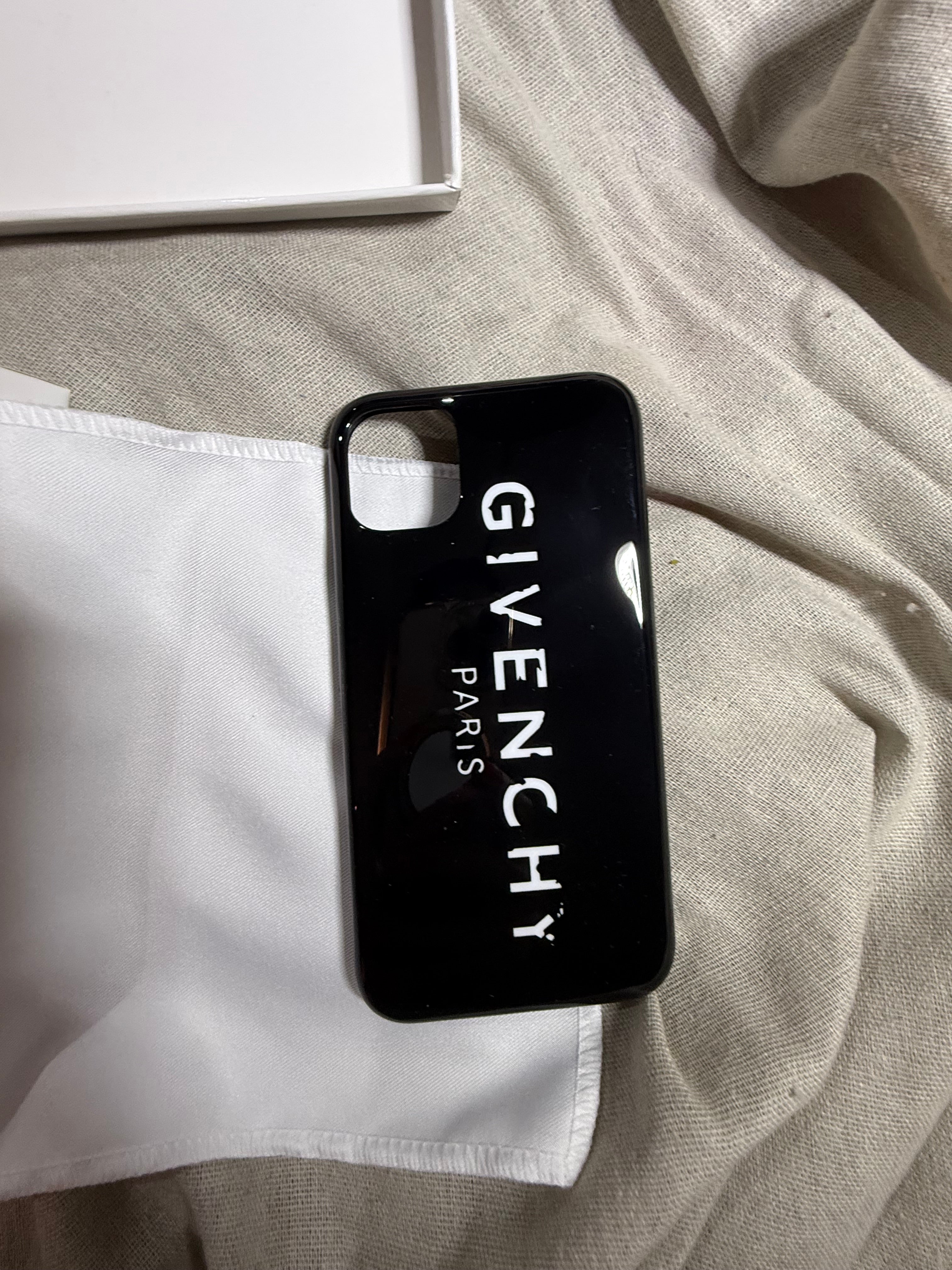 ✨ Coque Givenchy iPhone 11 ✨