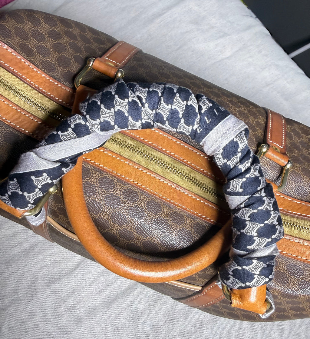 ✨ Foulard Carré Vintage CELINE Paris – Monogramme Triomphe Noir & Crème ✨