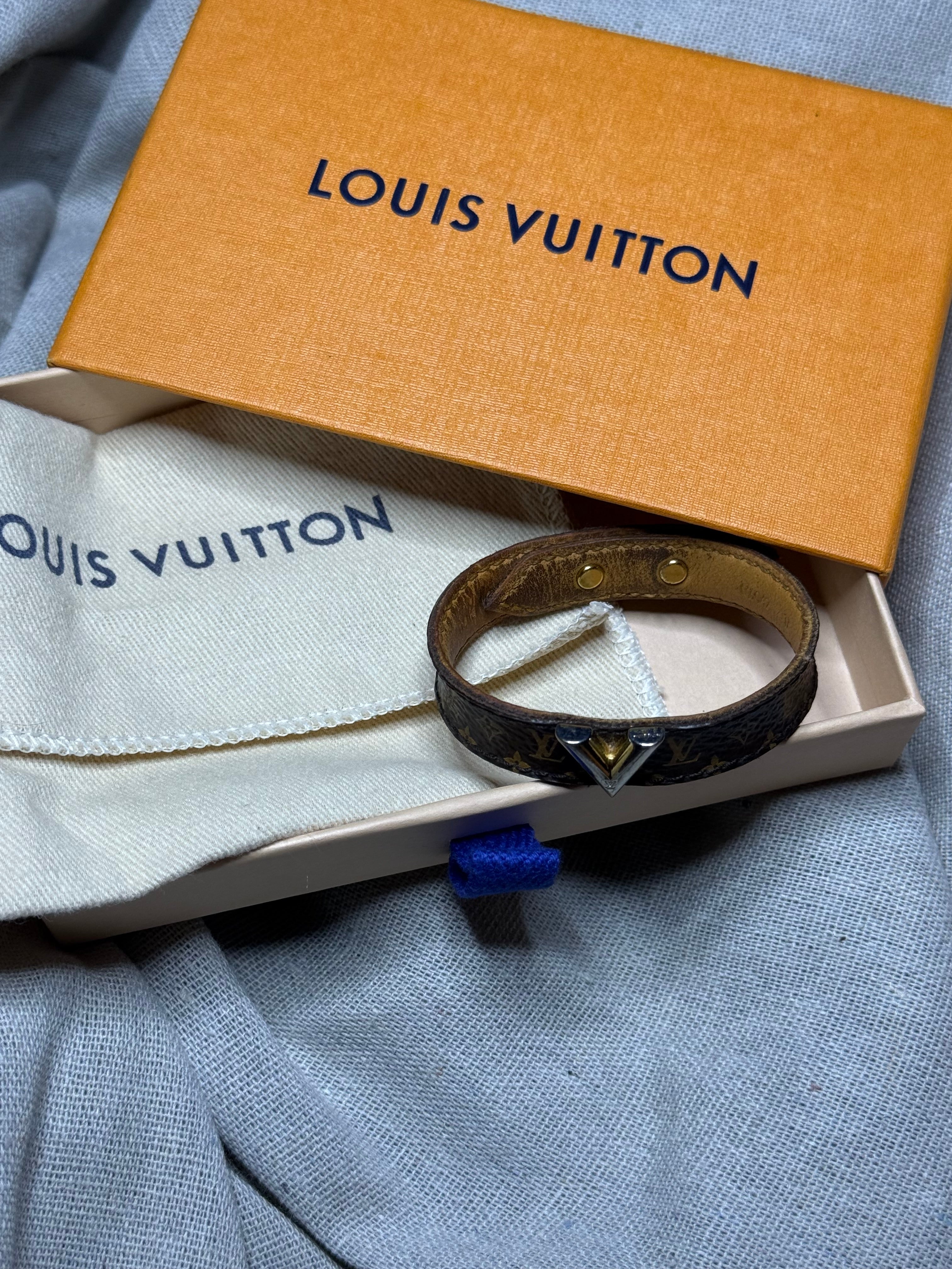✨ Iconique Bracelet Louis Vuitton « Essential V » — Full Set ✨