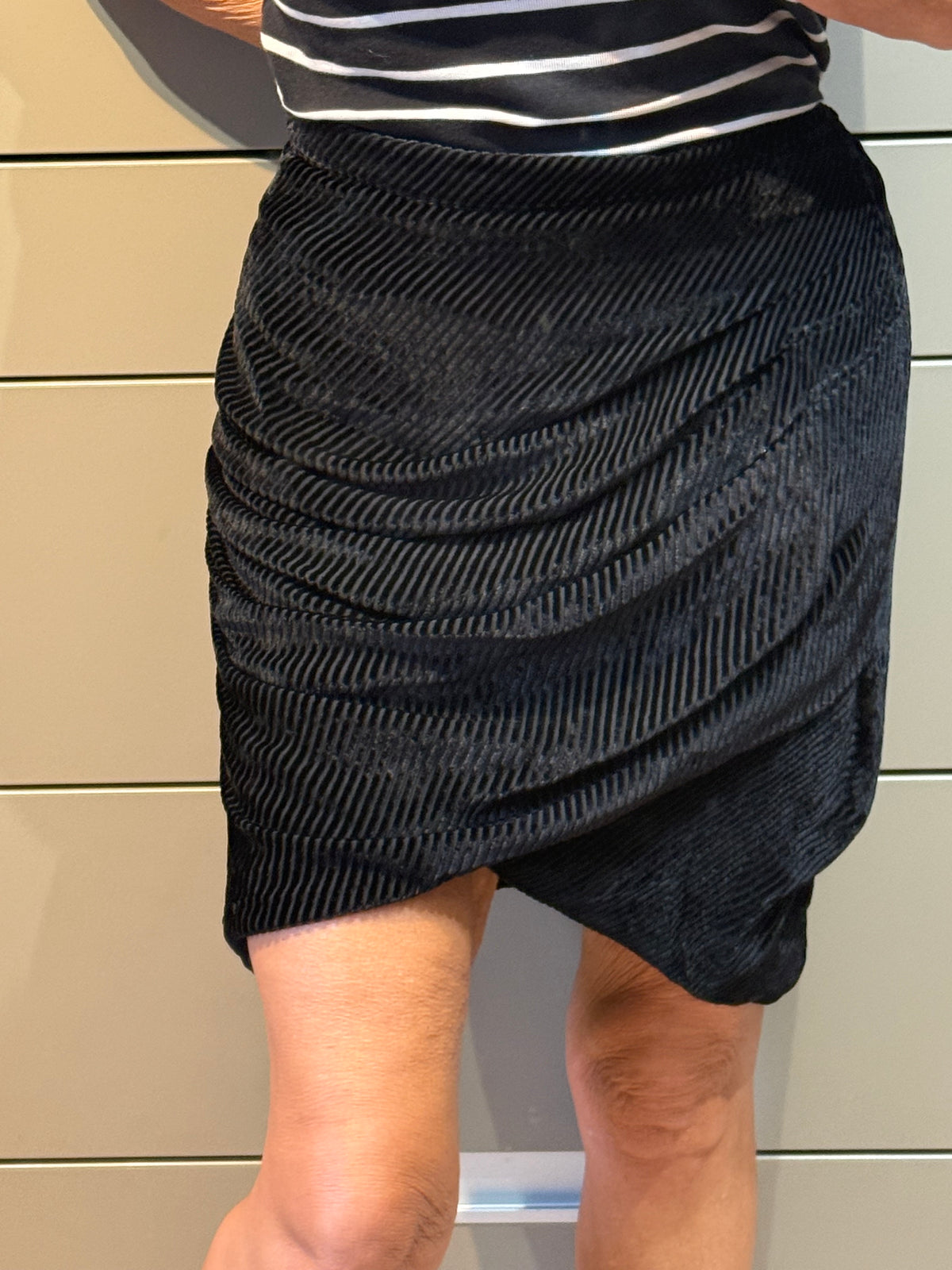 ✨ Neuve 365€ - IRO - jupe velours noir asymétrique - T40 L ✨