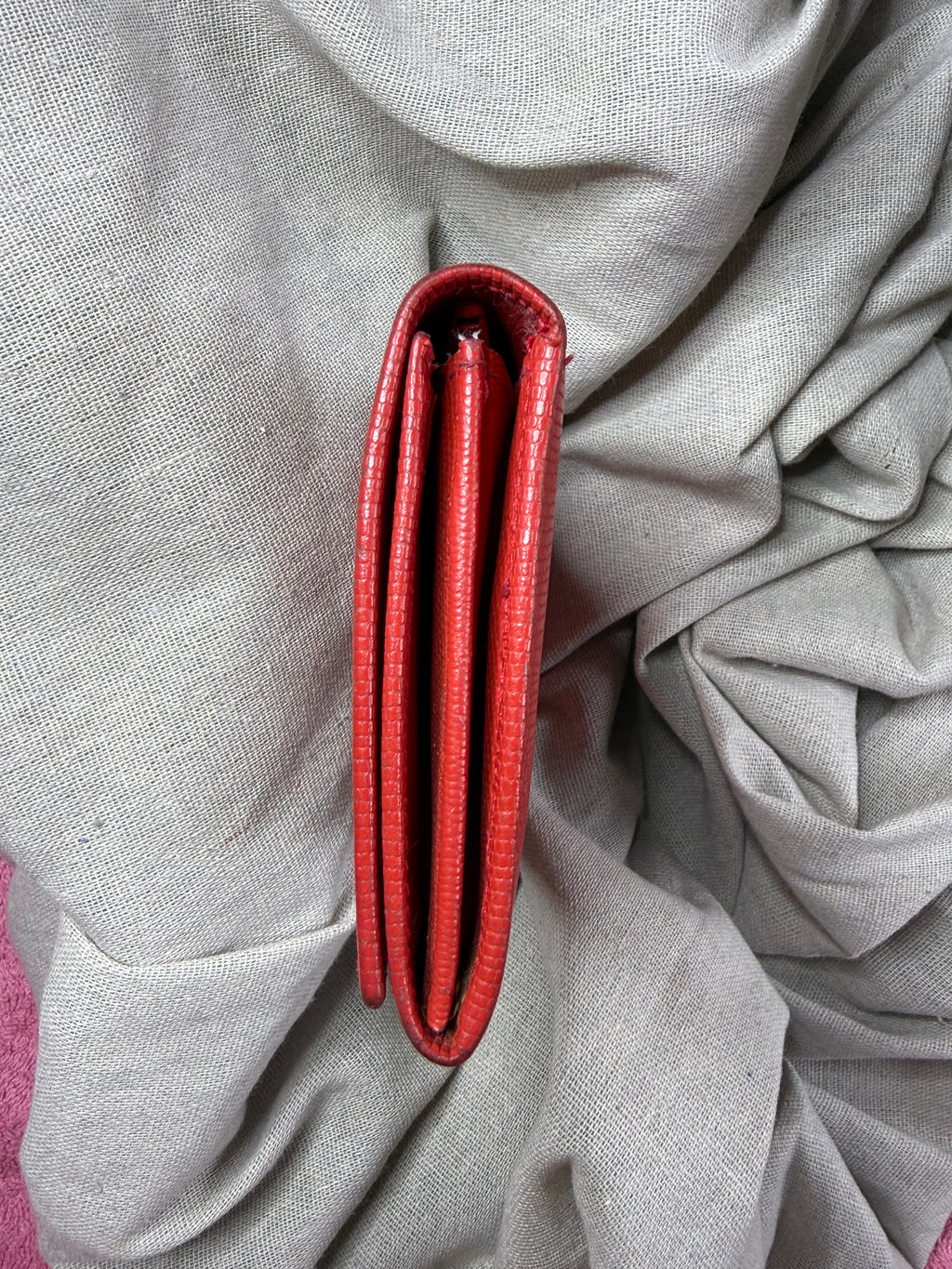 ✨ Portefeuille long Vintage Céline Paris – Cuir Rouge façon Lézard & Fermoir Cercle Doré ✨