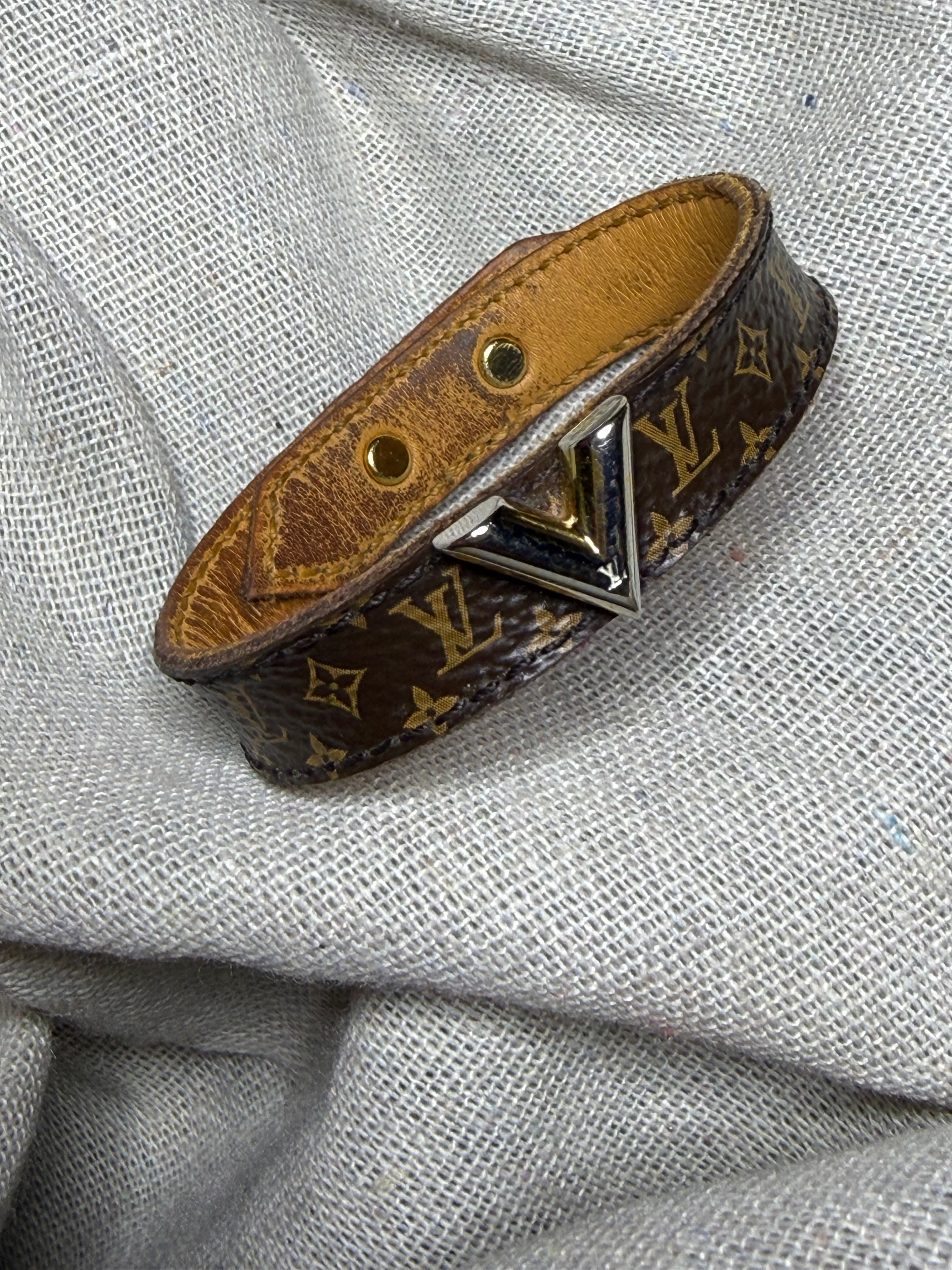 ✨ Iconique Bracelet Louis Vuitton « Essential V » — Full Set ✨