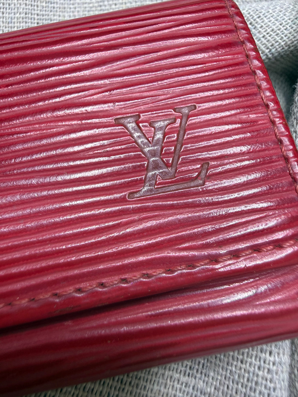 ✨ Louis Vuitton - Porte clés cuir épi rouge ✨