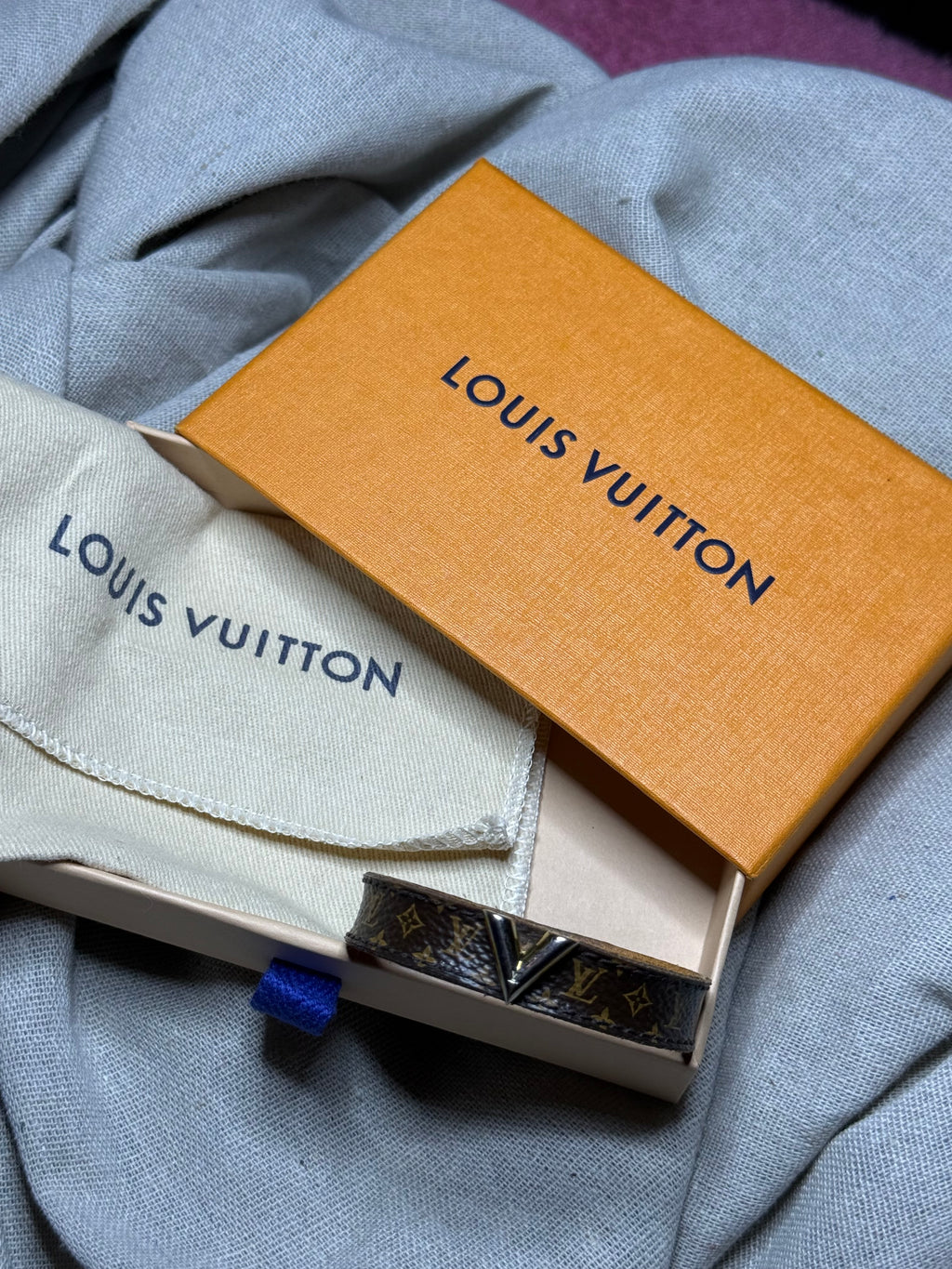 ✨ Iconique Bracelet Louis Vuitton « Essential V » — Full Set ✨