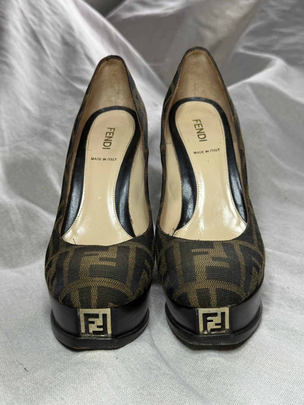 ✨ Fendi Escarpins logomania T.37-37,5 ✨