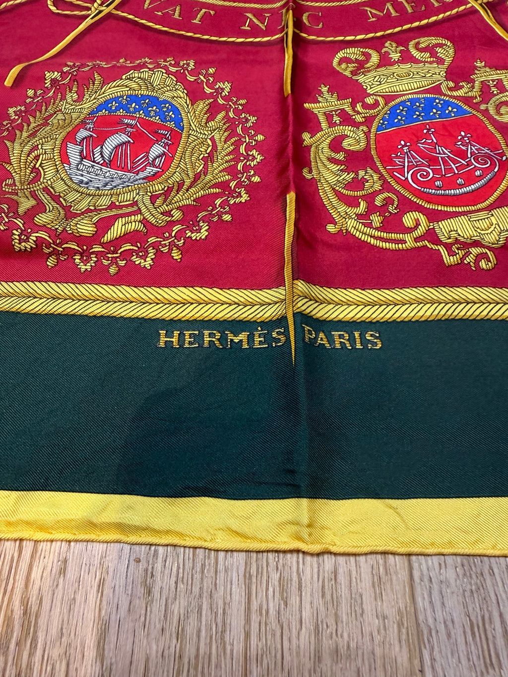 ✨ Carré de soie Hermès « Les Armes de Paris » 90cm ✨