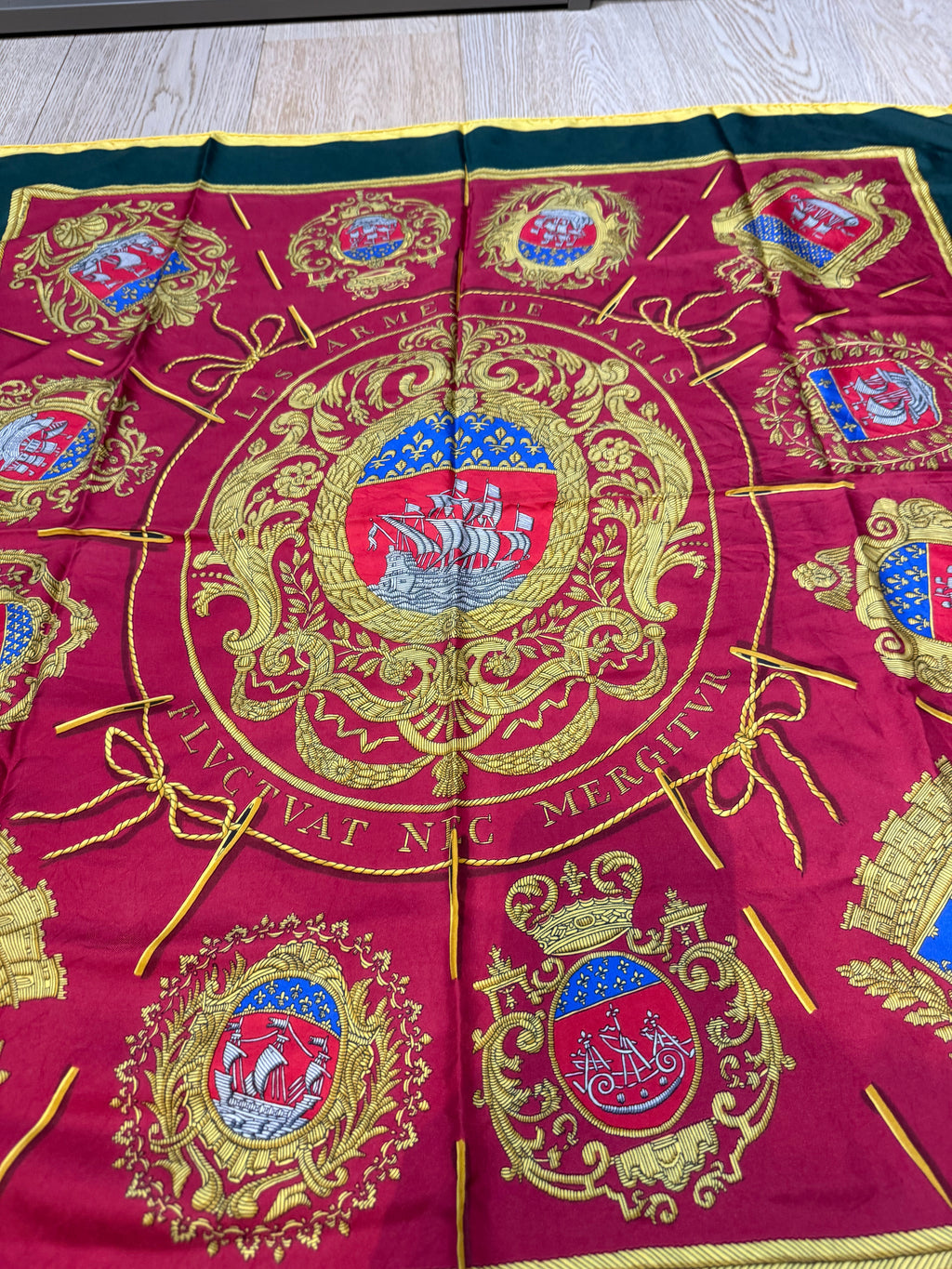 ✨ Carré de soie Hermès « Les Armes de Paris » 90cm ✨