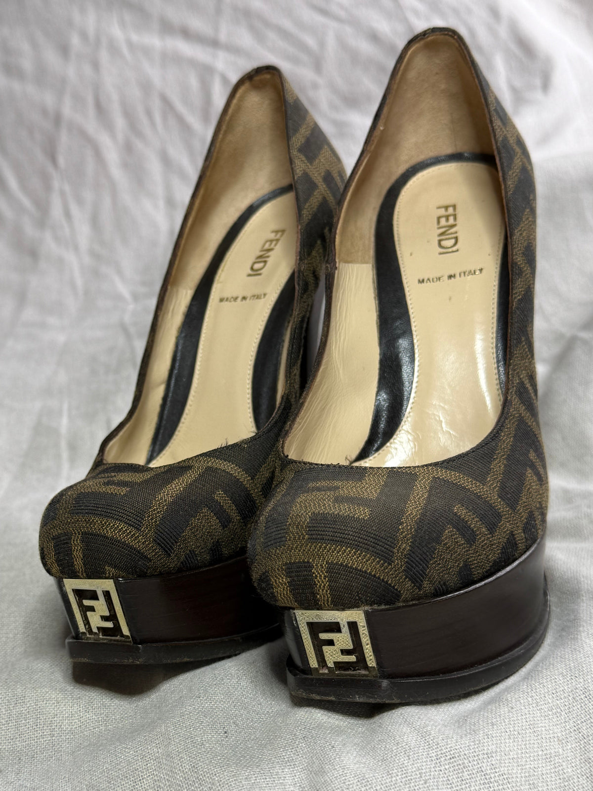 ✨ Fendi Escarpins logomania T.37-37,5 ✨