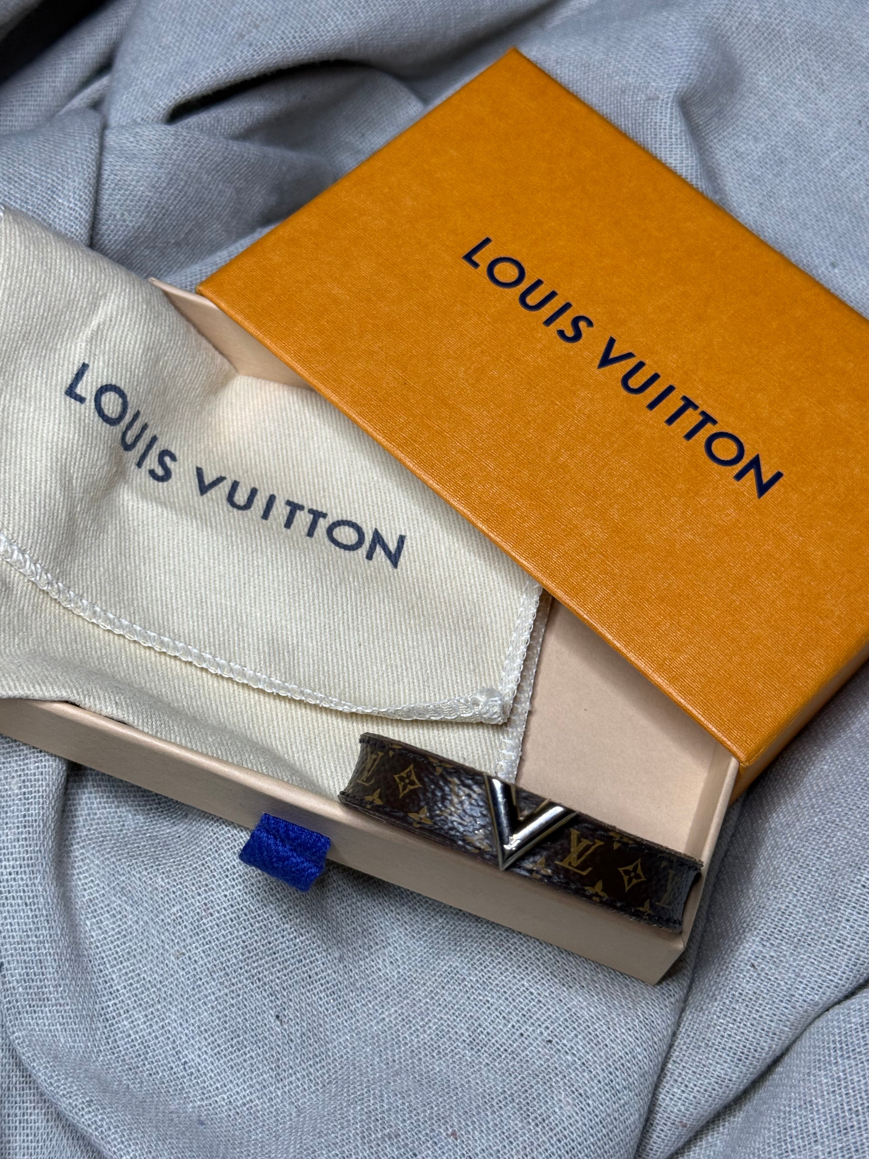 ✨ Iconique Bracelet Louis Vuitton « Essential V » — Full Set ✨