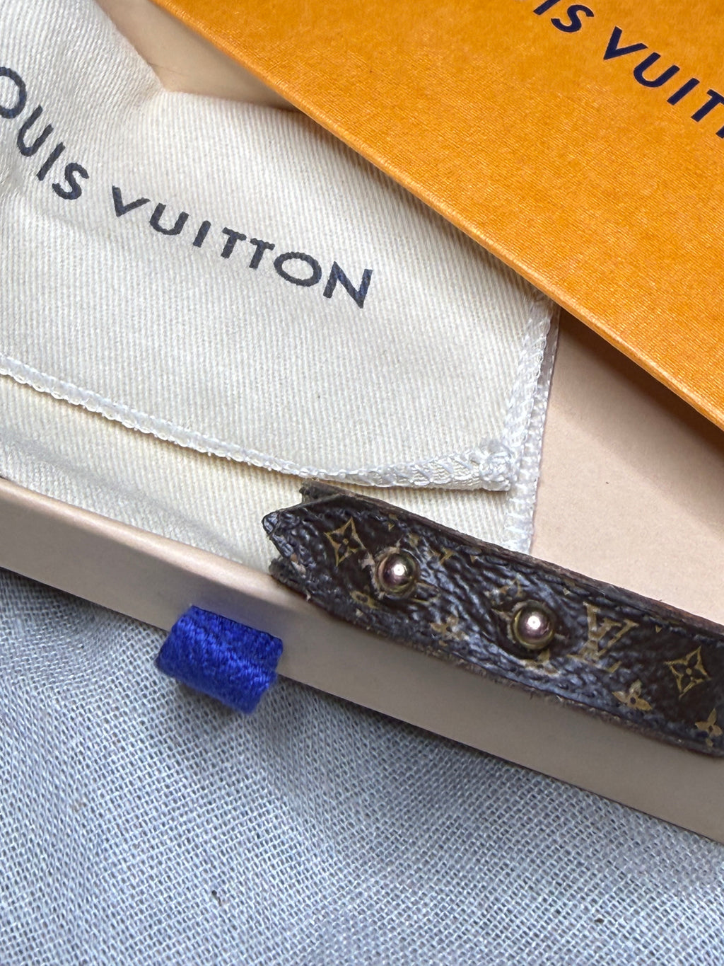 ✨ Iconique Bracelet Louis Vuitton « Essential V » — Full Set ✨