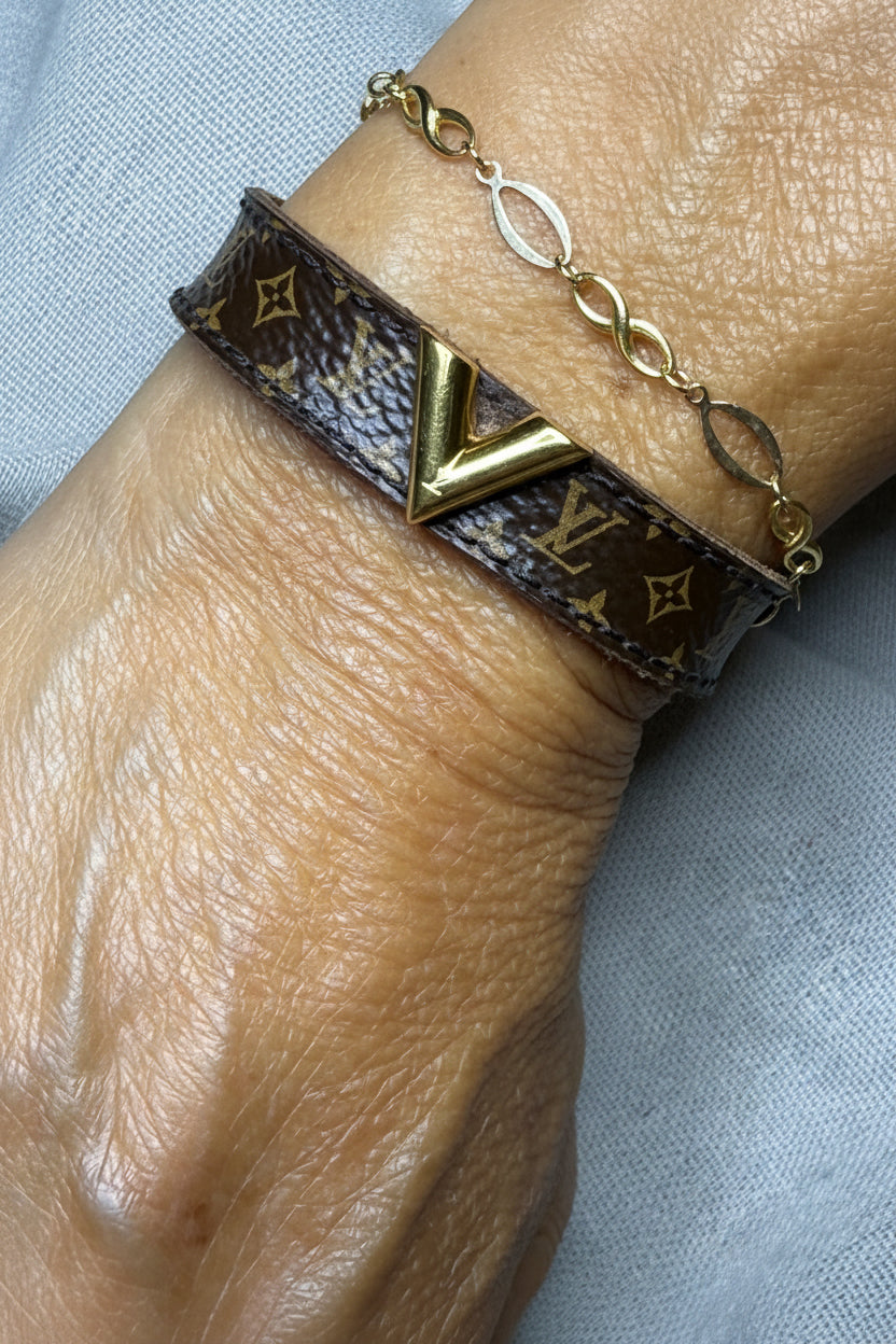✨ Iconique Bracelet Louis Vuitton « Essential V » — Full Set ✨