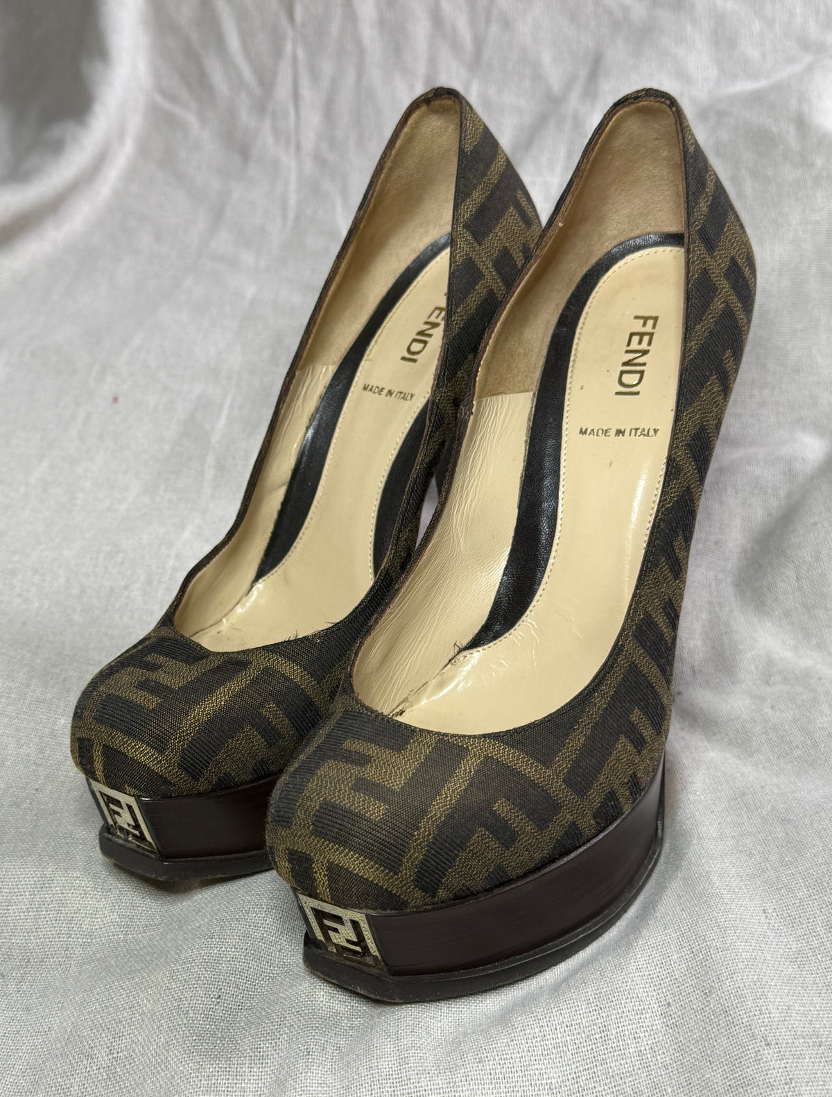 ✨ Fendi Escarpins logomania T.37-37,5 ✨