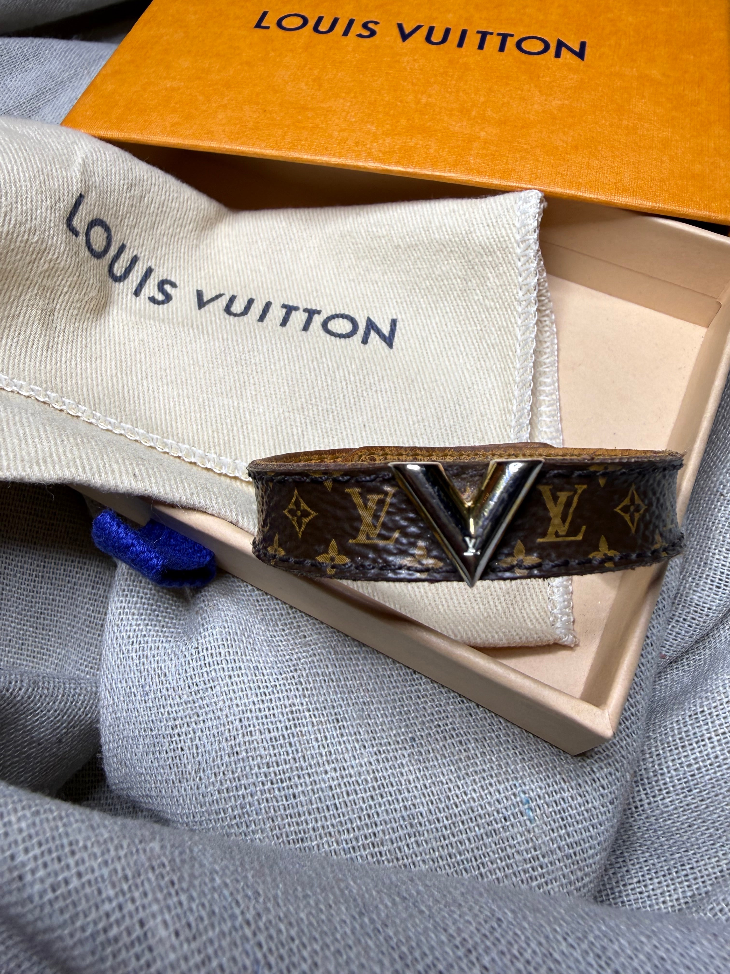 ✨ Iconique Bracelet Louis Vuitton « Essential V » — Full Set ✨