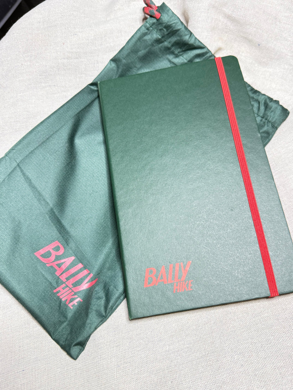 ✨ Neuf Notebook Bally avec housse ✨