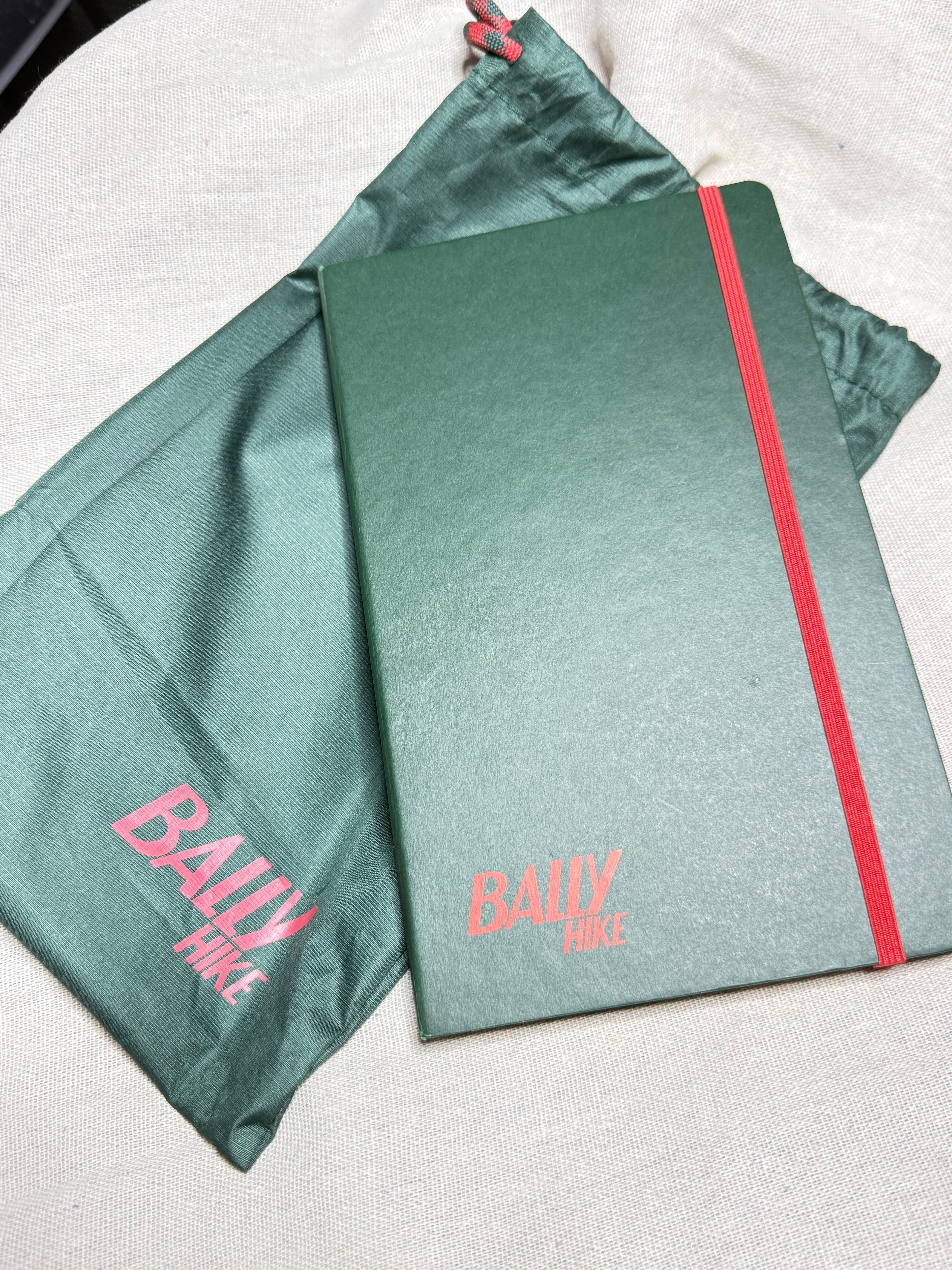 ✨ Neuf Notebook Bally avec housse ✨