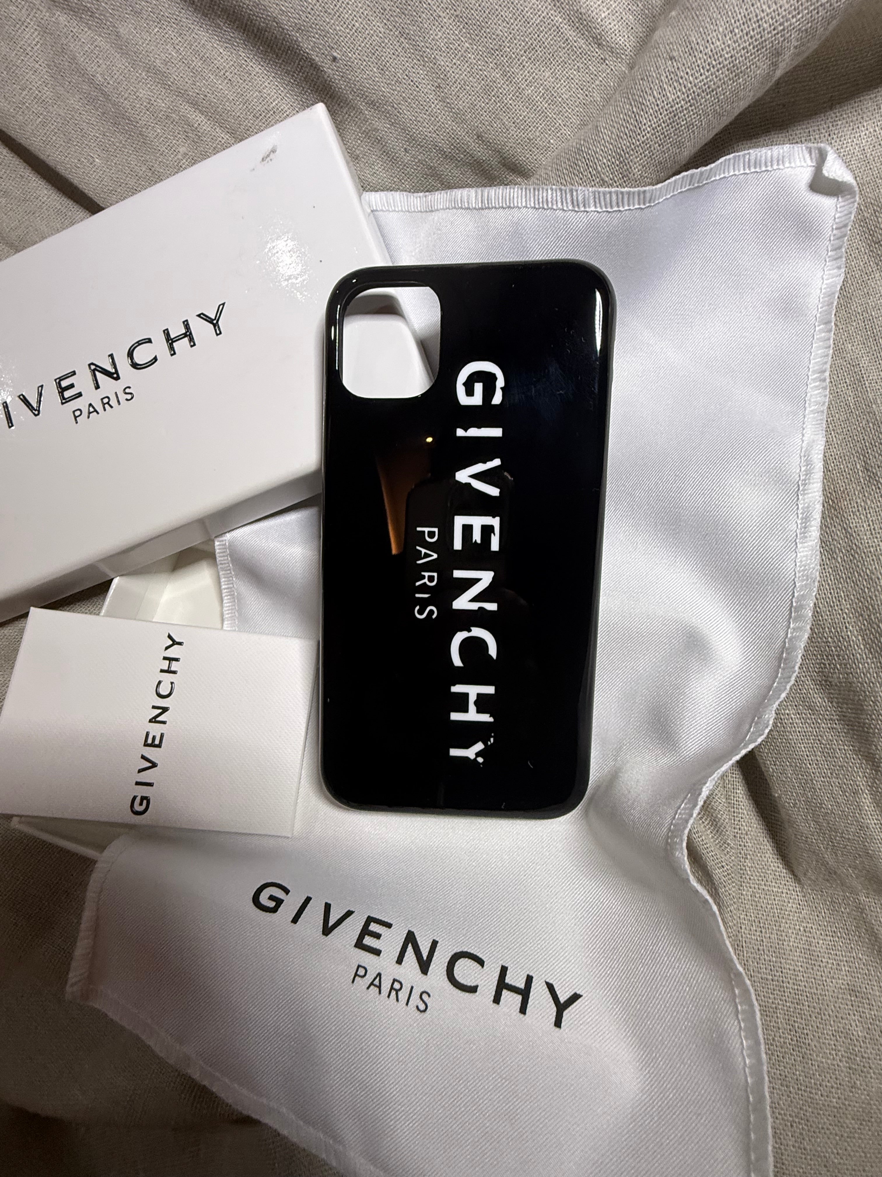 ✨ Coque Givenchy iPhone 11 ✨