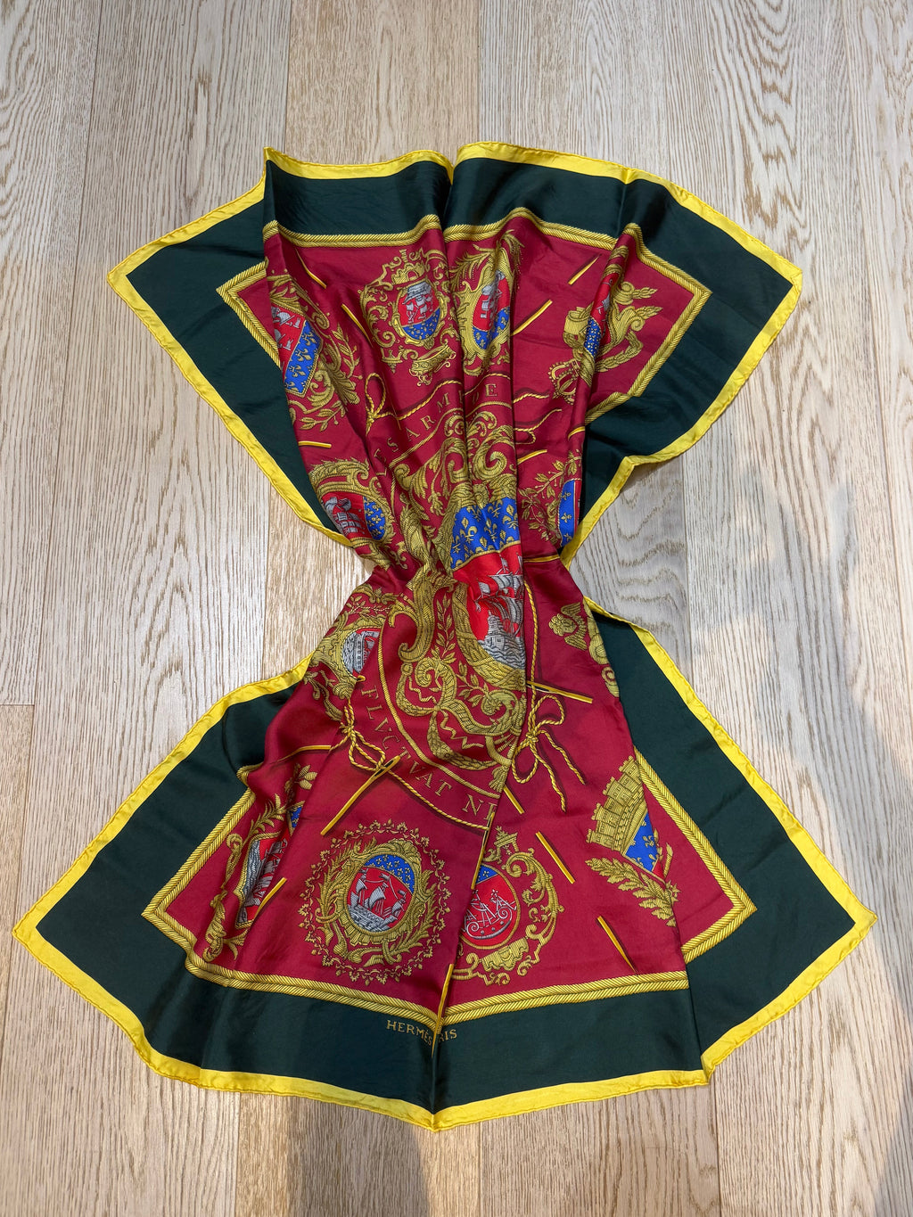 ✨ Carré de soie Hermès « Les Armes de Paris » 90cm ✨
