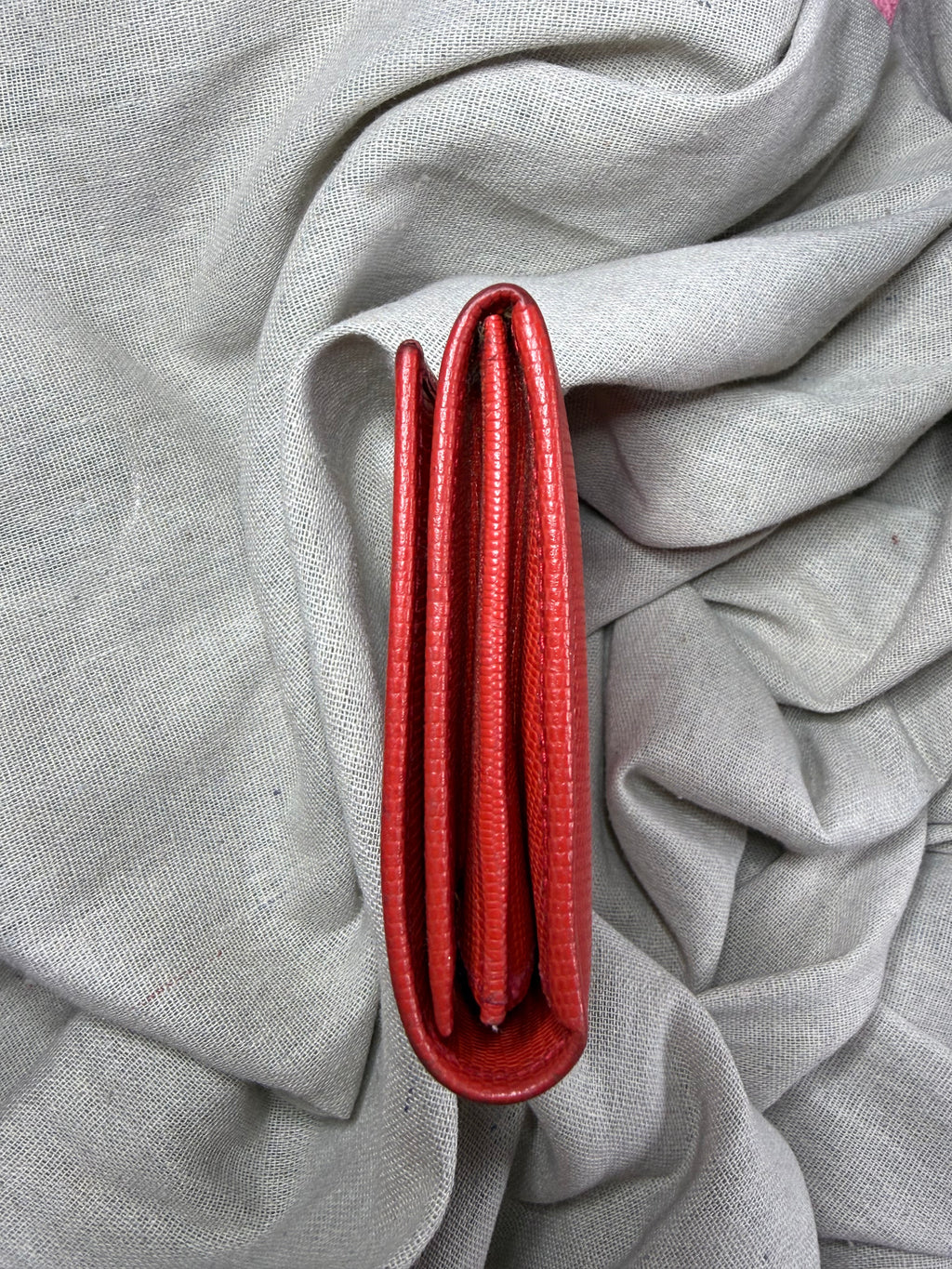 ✨ Portefeuille long Vintage Céline Paris – Cuir Rouge façon Lézard & Fermoir Cercle Doré ✨