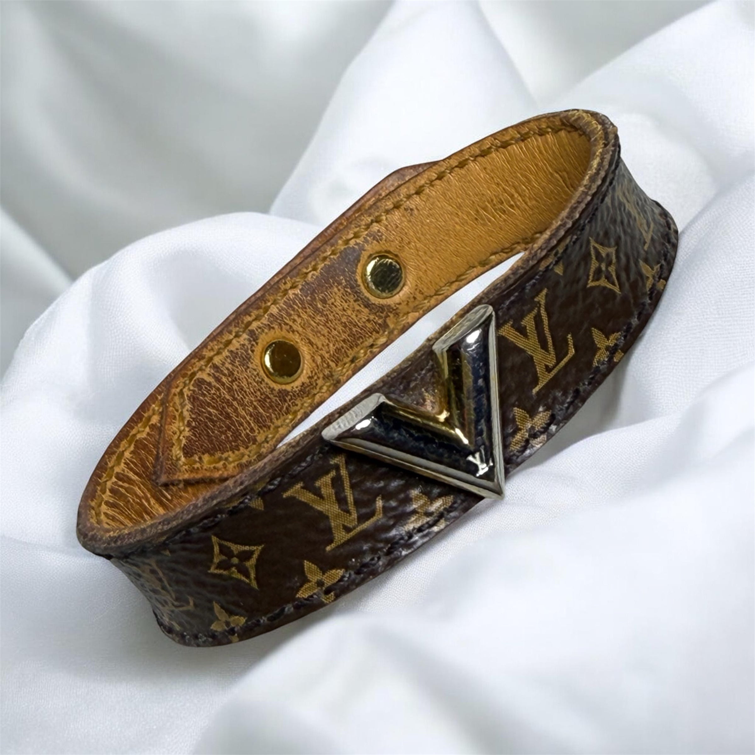 ✨ Iconique Bracelet Louis Vuitton « Essential V » — Full Set ✨